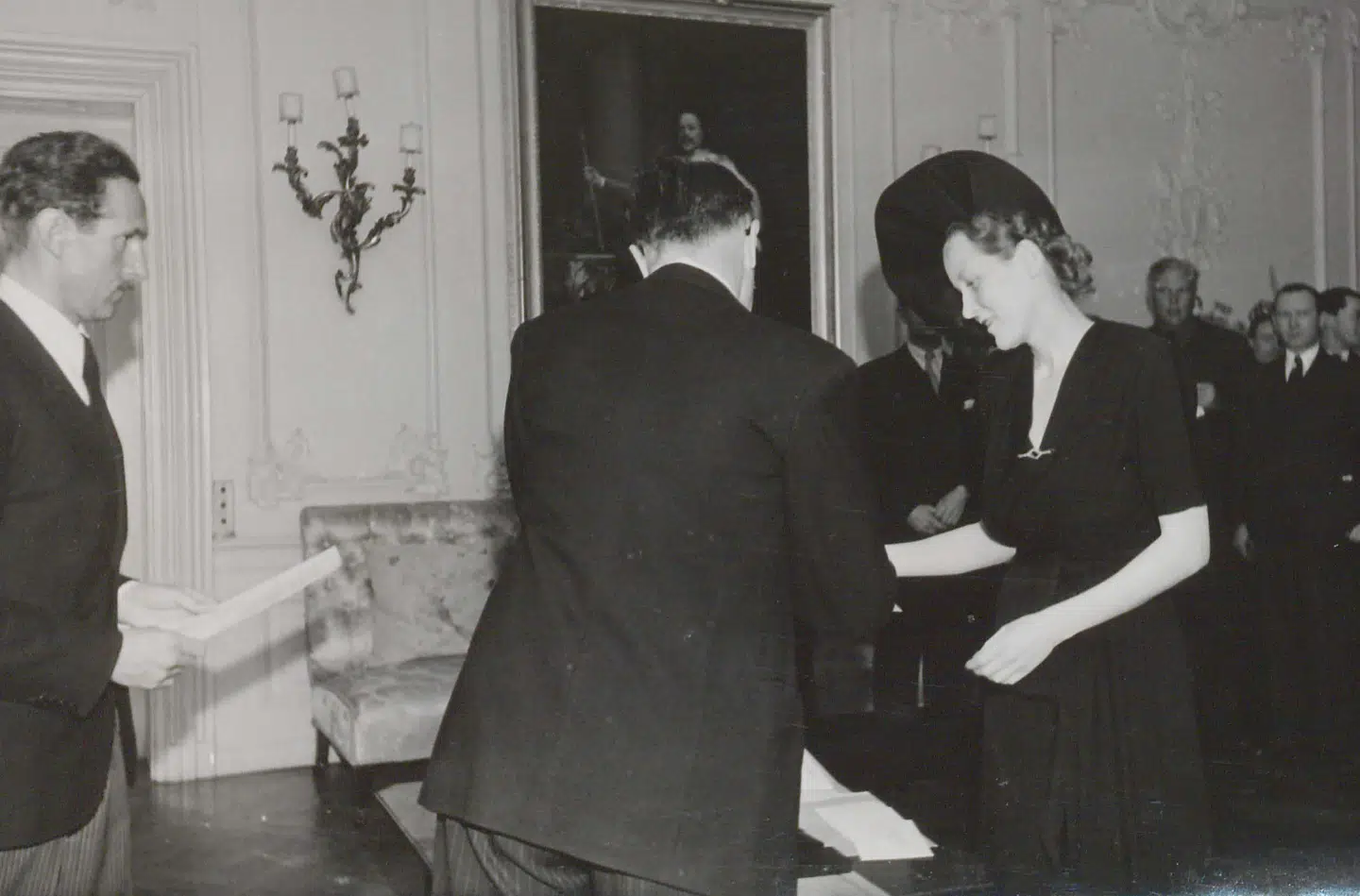 Jutta Graae modtager den fine britiske orden Order of the British Empire i 1947. Illustration fra bogen.