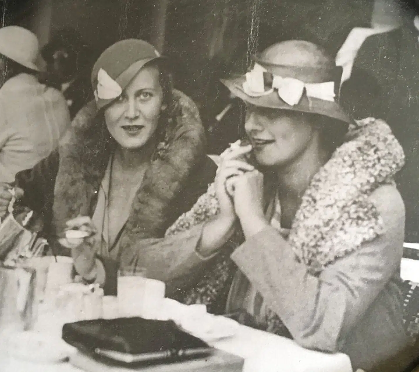 Jutta Graae til venstre med sin søster Kirsten, der var gift med journalisten Ebbe Munck. Illustration fra bogen.