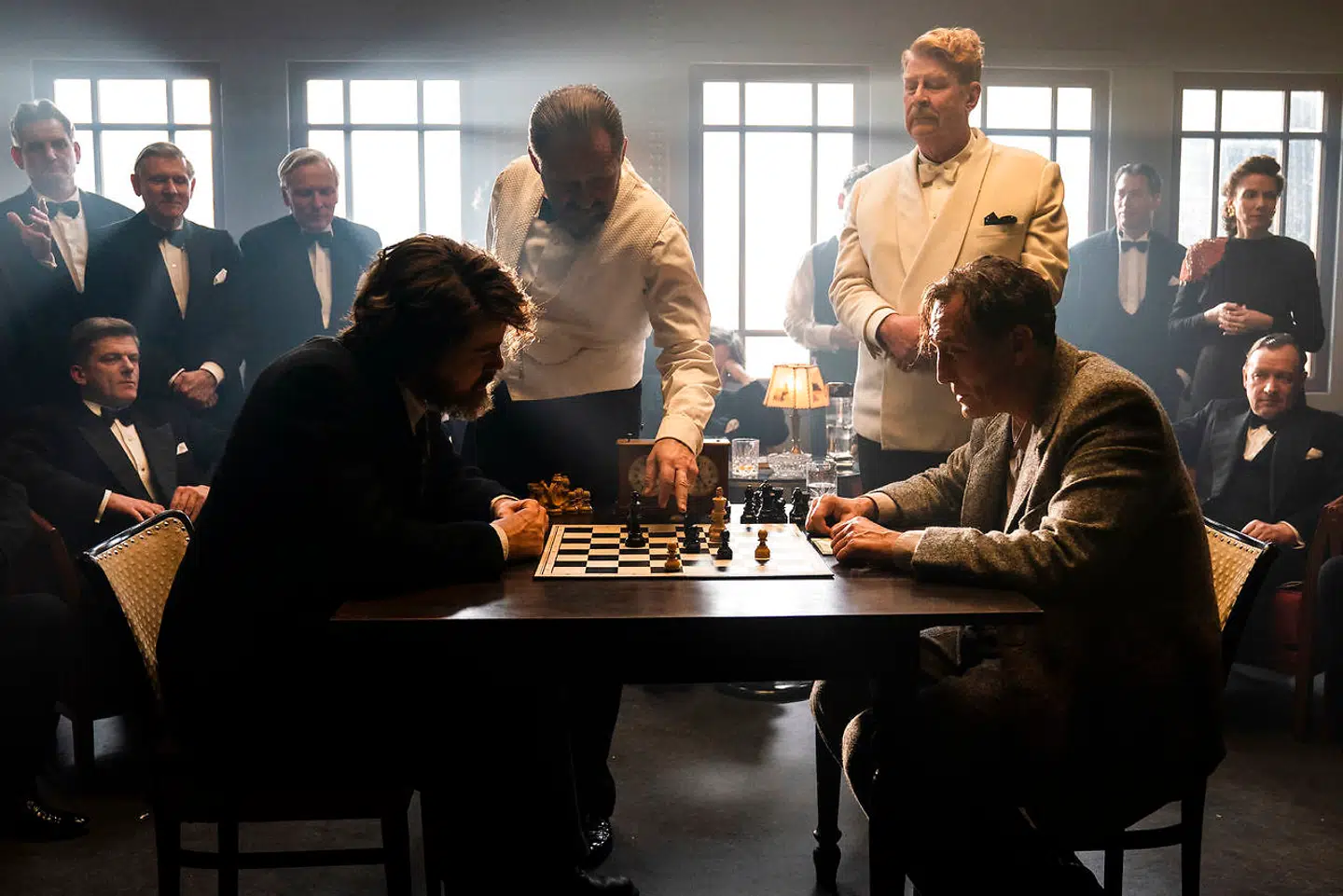 Albrecht Schuch (tv) spiller en dobbeltrolle som Gestapo-officer og skakmester. Det er der sikkert en god grund til.