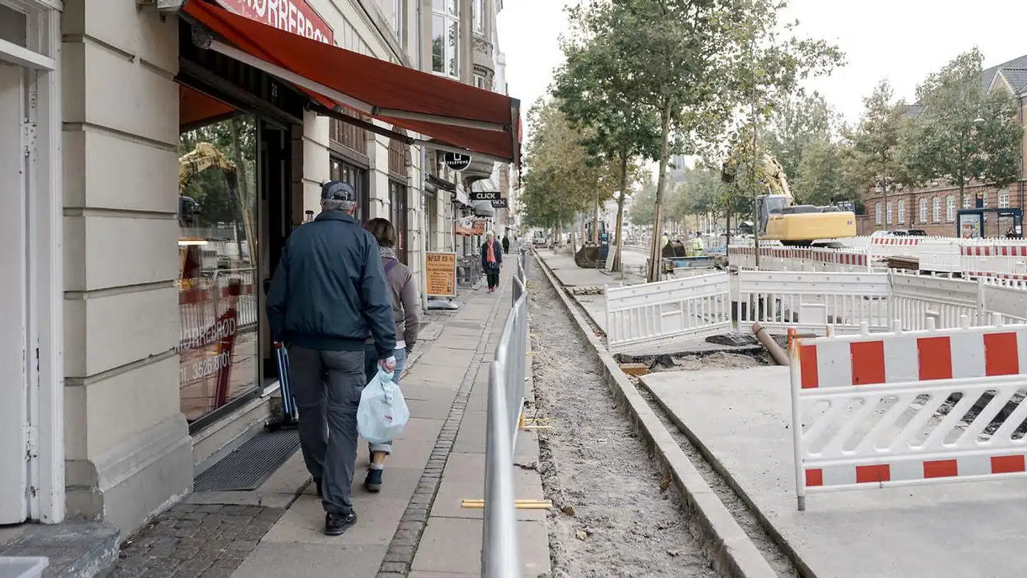 Københavns Kommune er ved at se nærmere på, om det er muligt at opstille informative skilte eller andre former for informationer om, at der er butikker godt gemt bag afskærmninger og vejarbejde.