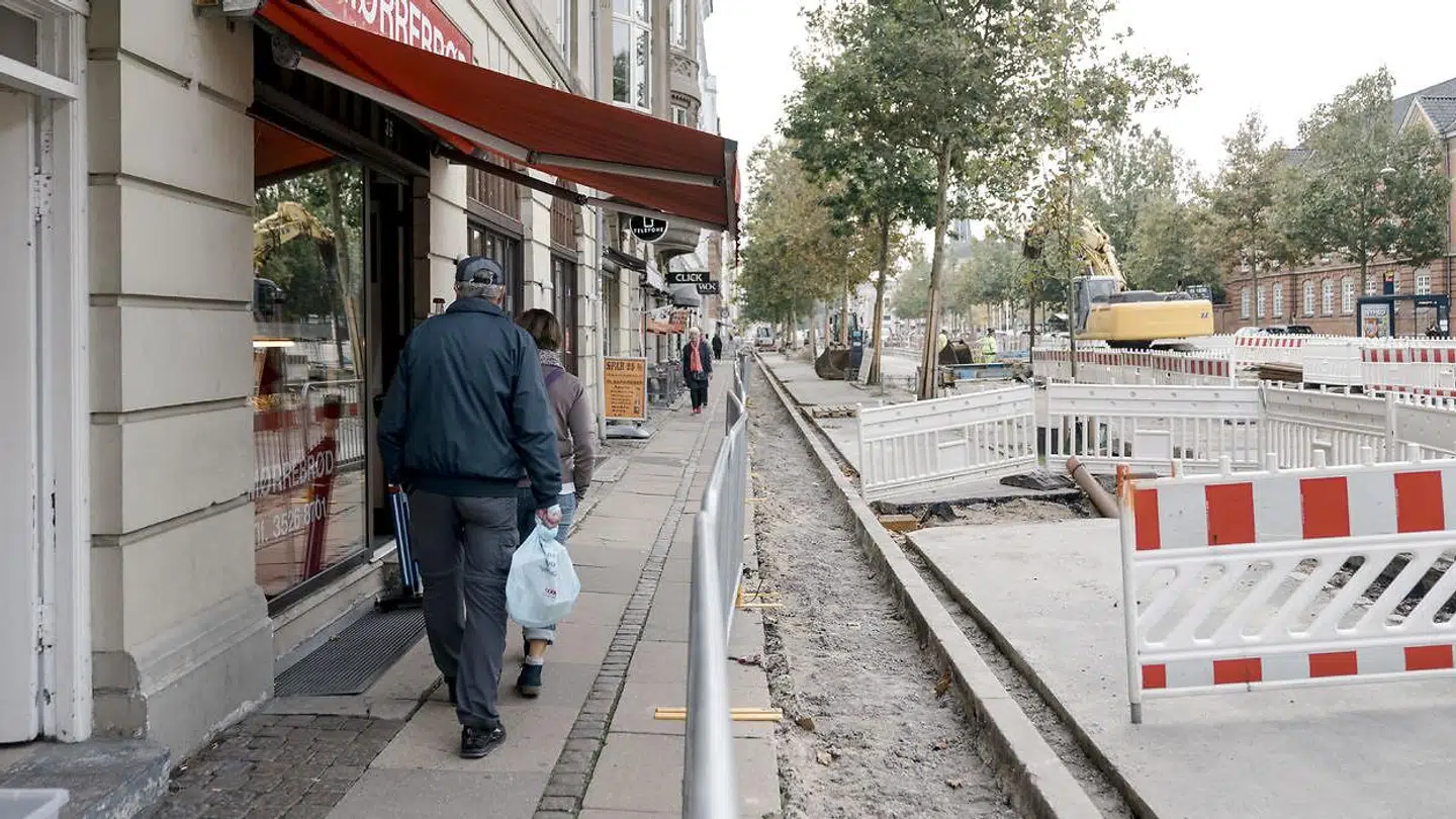 Københavns Kommune er ved at se nærmere på, om det er muligt at opstille informative skilte eller andre former for informationer om, at der er butikker godt gemt bag afskærmninger og vejarbejde.