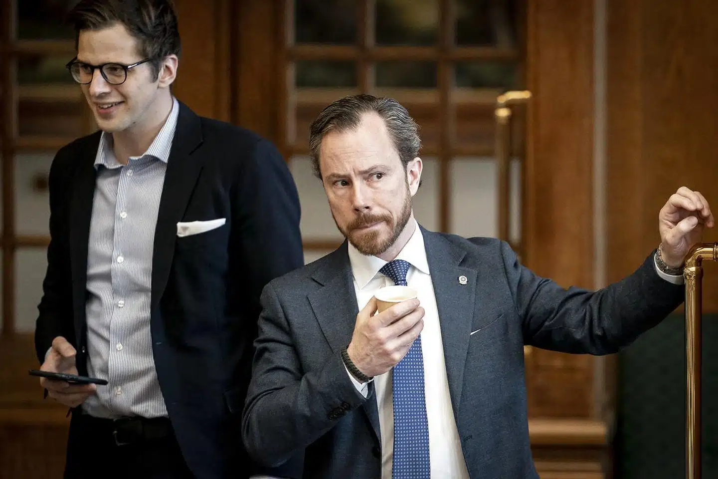 »Anders Samuelsen er afløst af Alex Vanopslagh som LA-leder, og han har lagt en mere ydmyg kurs end forgængeren. Det hjælper på troværdigheden, men ikke på meningsmålingerne. Jacob Ellemanns formandskab i Venstre har indtil videre været en total fiasko, hvor intern uro i to år har fået 40 procent af vælgerne til at forlade det gamle regeringsparti,« skriver Jarl Cordua.