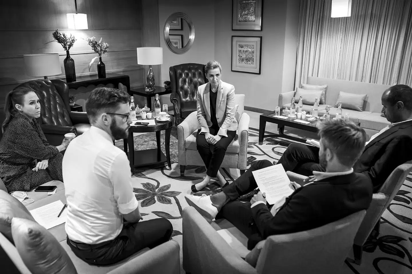 Statsminister Mette Frederiksen har en række rådgivere ved sin side. Her på sit officielle besøg i Indien ses hun sammen med Statsministeriets departementschef Barbara Bertelsen, stabschef Martin Justesen samt ledende presserådgiver Peter Utzon Berg.