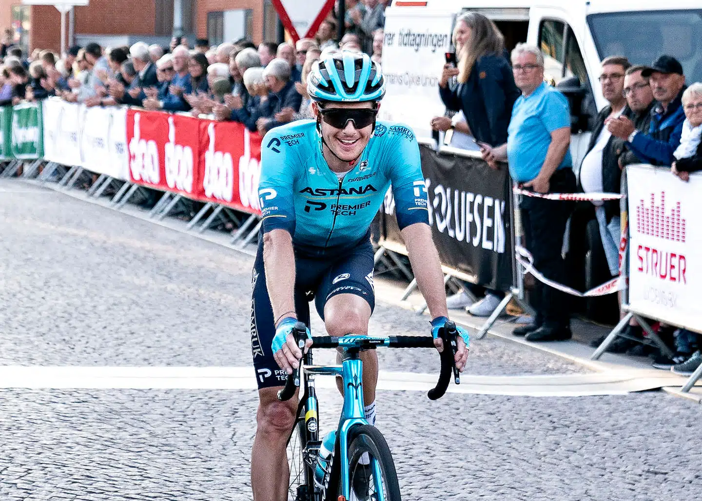 Jakob Fuglsang kommer i mål i gadeløbet Le Tour Revanchen 2021 i Struer, onsdag den 4. august. Det imponerende felt byder på store stjerner som Jonas Vingegaard, Jakob Fuglsang, Søren Kragh Andersen, Kasper Asgreen og Michael Valgren.. (Foto: Henning Bagger/Ritzau Scanpix)
