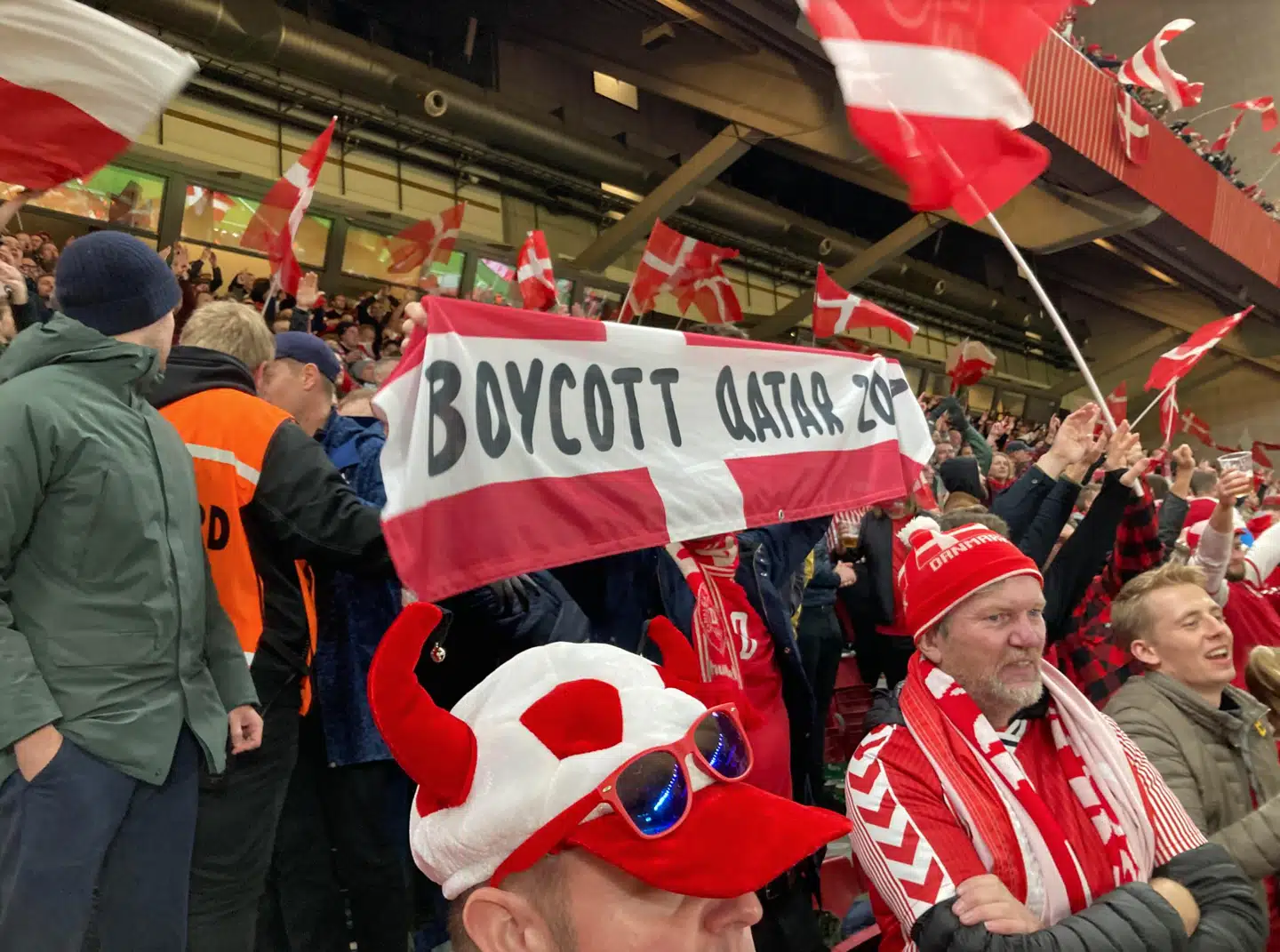 Det var dette flag, som Daniel Niebuhr og hans kammerat skulle pakke væk, under landskampen i parken tirsdag.