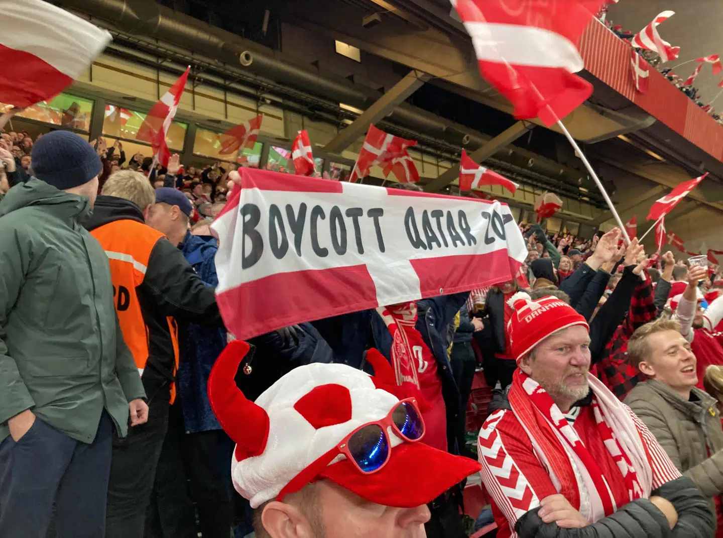 Det var dette flag, som Daniel Niebuhr og hans kammerat skulle pakke væk, under landskampen i parken tirsdag.