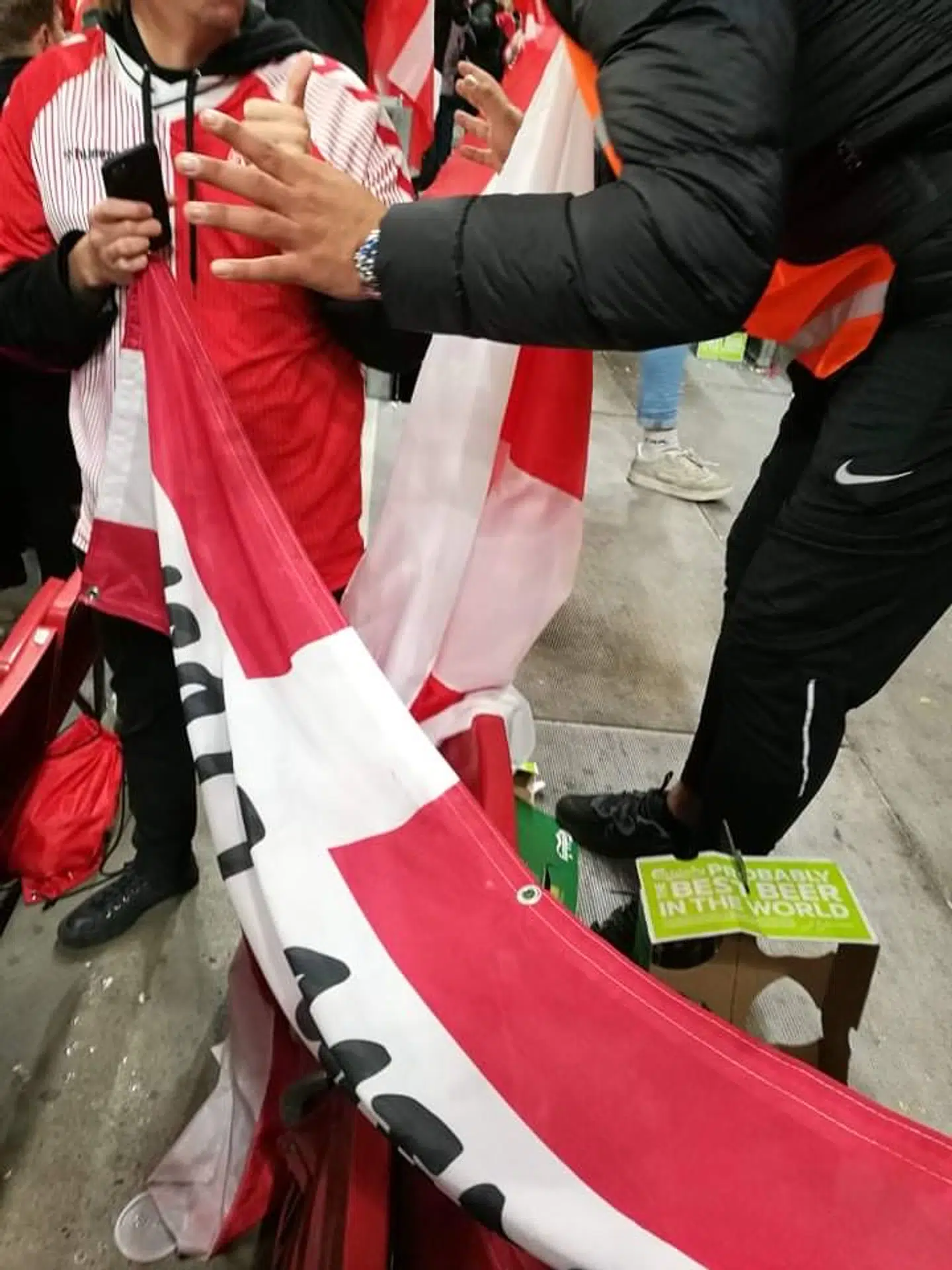 Daniel Niebuhr og hans kammerat fik til landskampen i går at vide, at de skulle fjerne deres Qatar-kritiske flag.