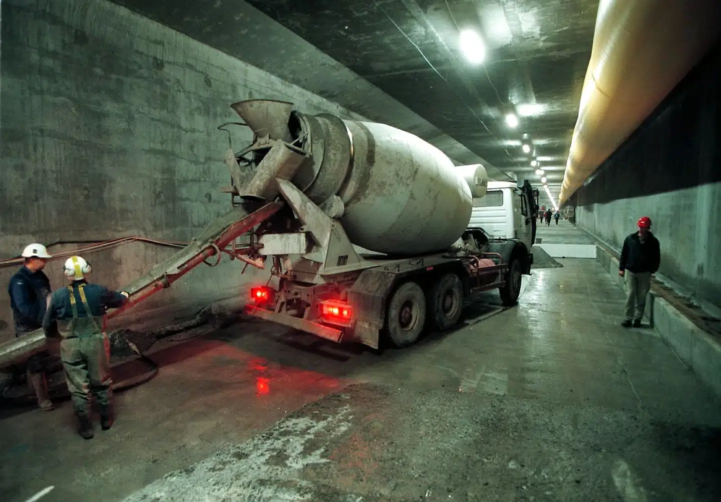 Verdens cement- og betonproducenter har annonceret, at de vil beskære den globale CO2-udledning med syv til otte procent i 2050. Dette vil de facto gøre branchen klimaneutral, skriver The Guardian. Billedet er et arkivfoto fra 1998, hvor der arbejdes på en vejbane i Øresunds-tunnelen.