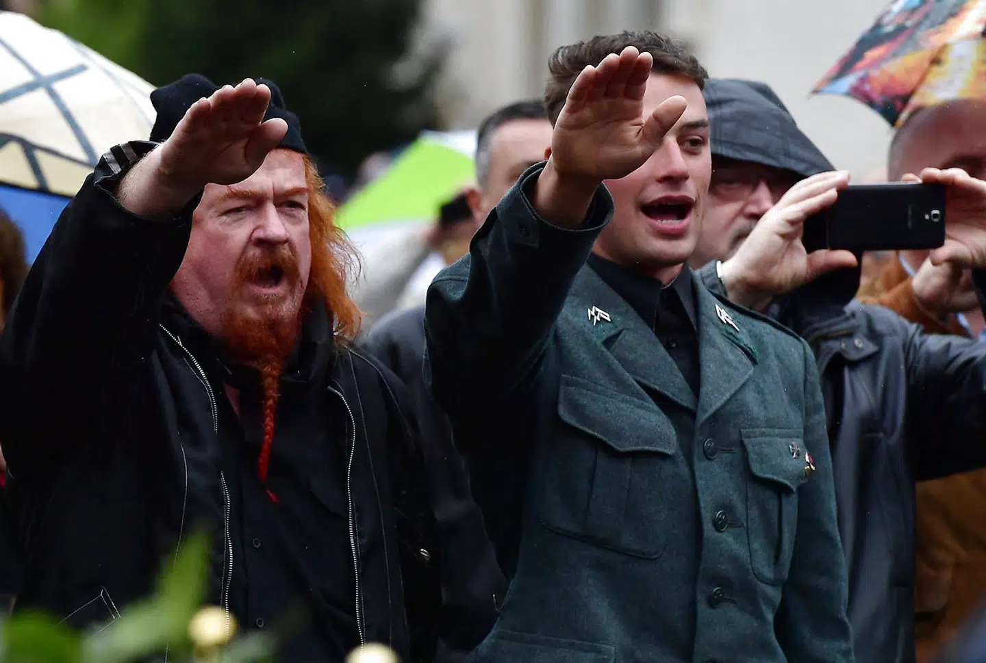 Mussolini-sympatisører løfter armen i fascistisk hilsen under en ceremoni i den italienske diktators fødeby, Predappio, hvor han også ligger begravet.