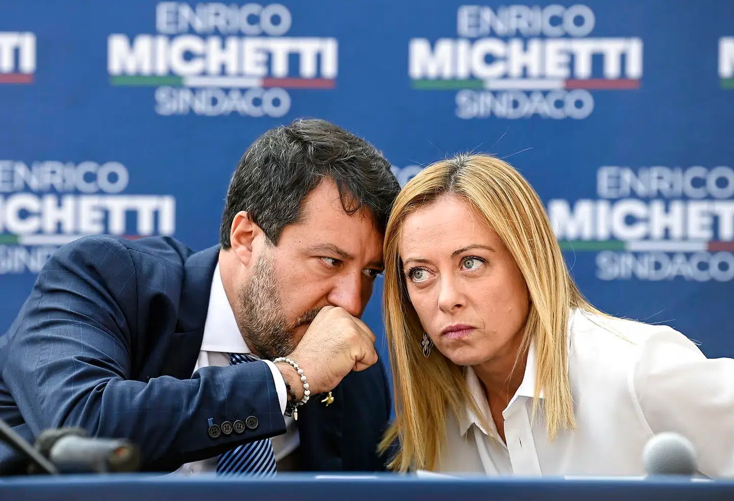 Matteo Salvinis Lega og Giorgia Melonis Fratelli d'Italia står ifølge de seneste meningsmålinger til i alt omkring 40 procent af stemmerne. Så meget desto mere opsigtsvækkende er de to højrenationale partilederes manglende vilje til klart at fordømme lørdagens uroligheder.