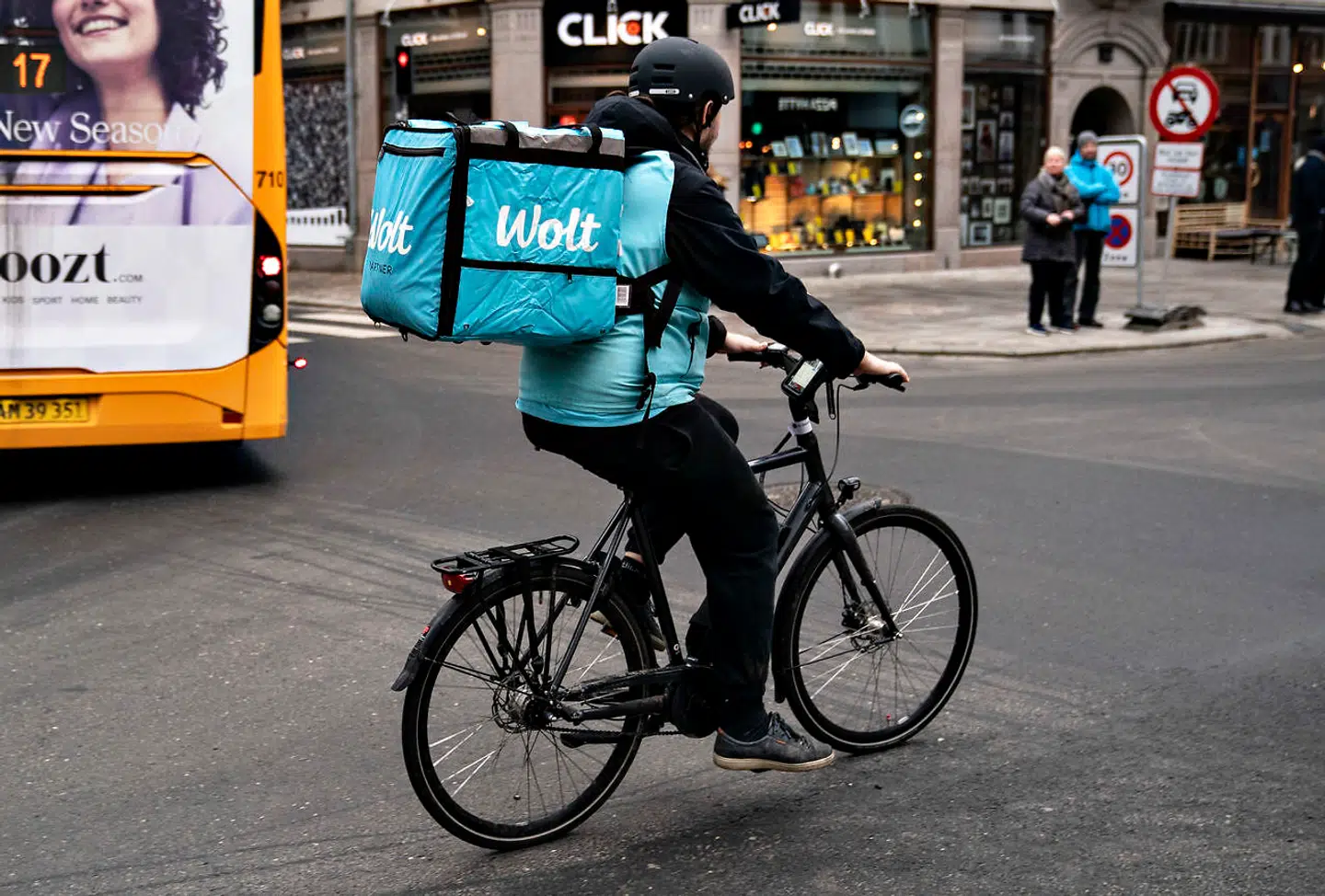 »De udenlandske unge er hverdagens helte. Det er de også, når de modtager SU, mens de drøner rundt på cykel som Wolt-bude,« skriver Anders Krab-Johansen.