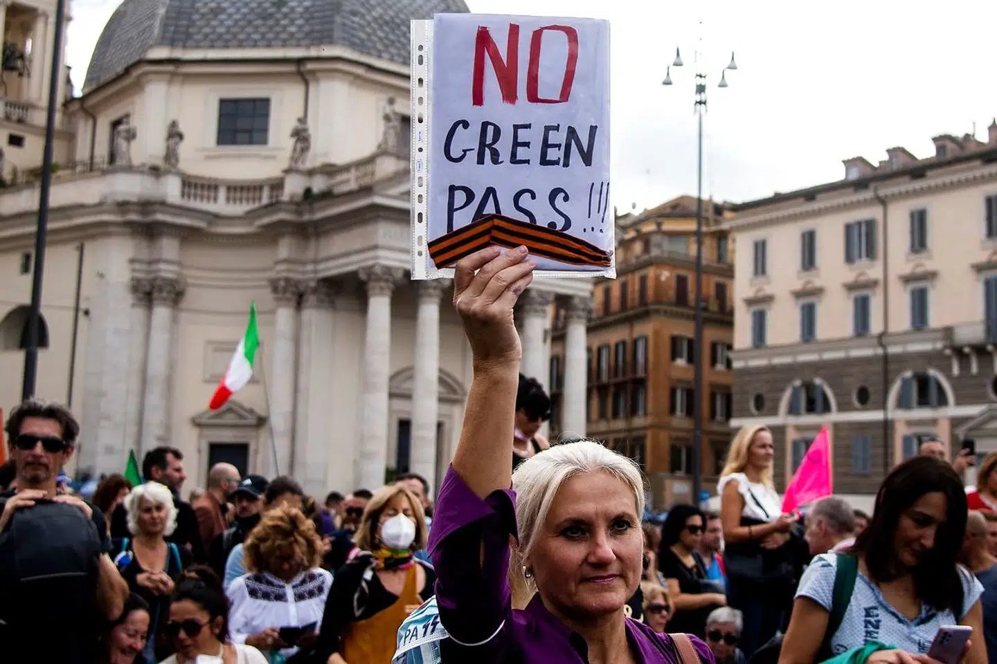 Lørdagens demonstration fandt officielt sted i protest over, at en række nye aktiviteter nu omfattes af krav om coronapas. Men ifølge de italienske myndigheder havde højreekstreme grupper fra starten planer om en egentlig revolte.