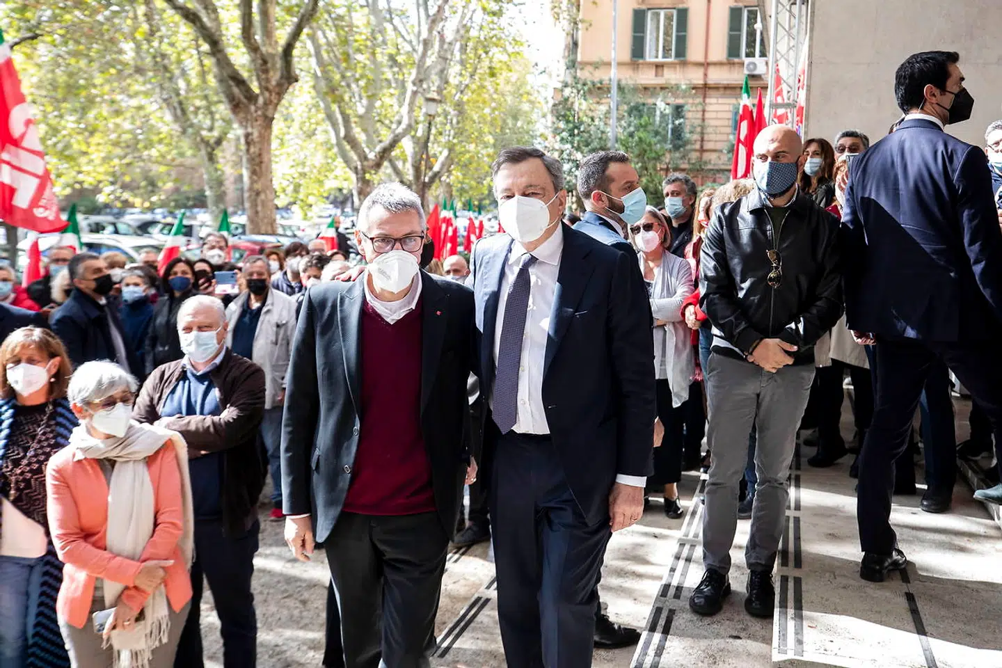 Premierminister Mario Draghis mødte ved op for at vise CGILs generalsekretær Maurizio Landini sin solidaritet efter angrebet på fagforeningens hovedsæde. Landini har lørdag indkaldt til antifascistisk demonstration.