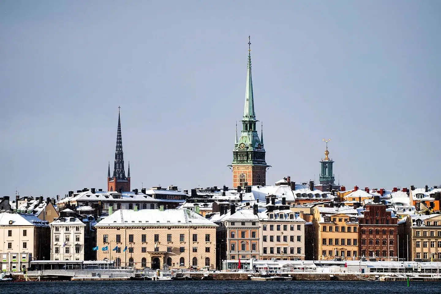 »Mit skræmmebillede er Stockholm, hvor du kan stå i bydelen Östermalm og kigge ud over lejligheder, der bliver solgt for mere end 100.000 danske kroner per kvadratmeter. Og så kan du tage den blå tunnelbanelinje til Rinkeby, hvor 90 procent har udenlandsk baggrund, og rigtig mange ikke er i arbejde,« har Kaare Dybvad Bek sagt til Politiken.