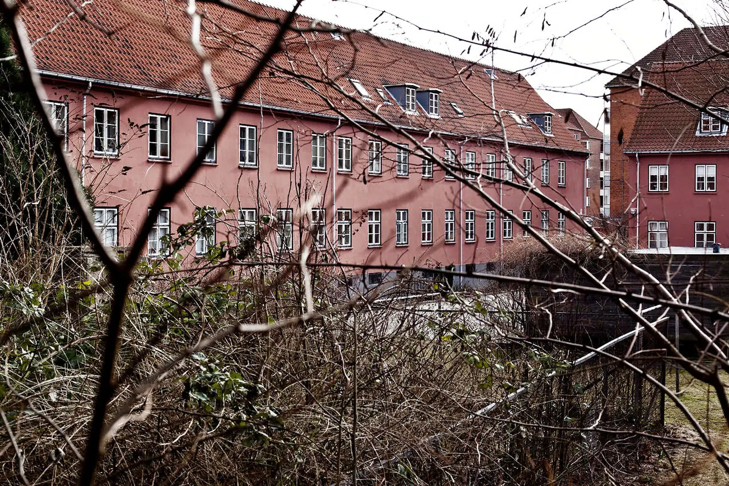 I forhold til også at gøre eksisterende ejendomme til almene boliger, har regeringen blandt andet kig på det boligområde på det ydre Frederiksberg, som hedder Den Sønderjyske By. De omkring 300 lejligheder ejes af Frederiksberg Boligfond, som længe har været i økonomiske vanskeligheder.
