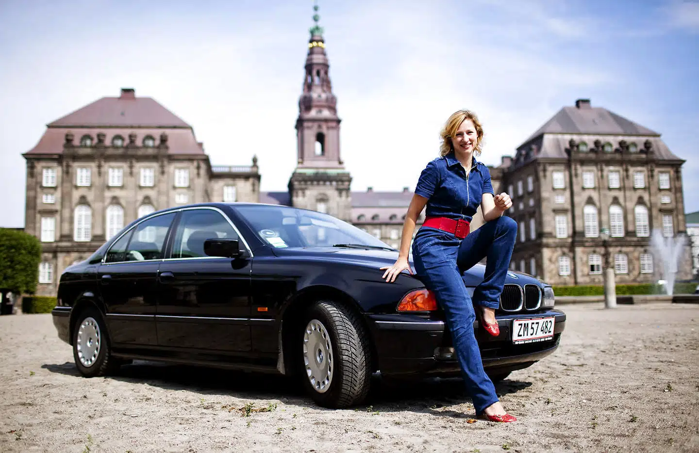 Sophie Hæstorp Andersen (S) på køleren af sin BMW i 2010. I dag ejer hun en nyere BMW sammen med sin ekskæreste. Arkivfoto: Bax Lindhardt/Ritzau Scanpix