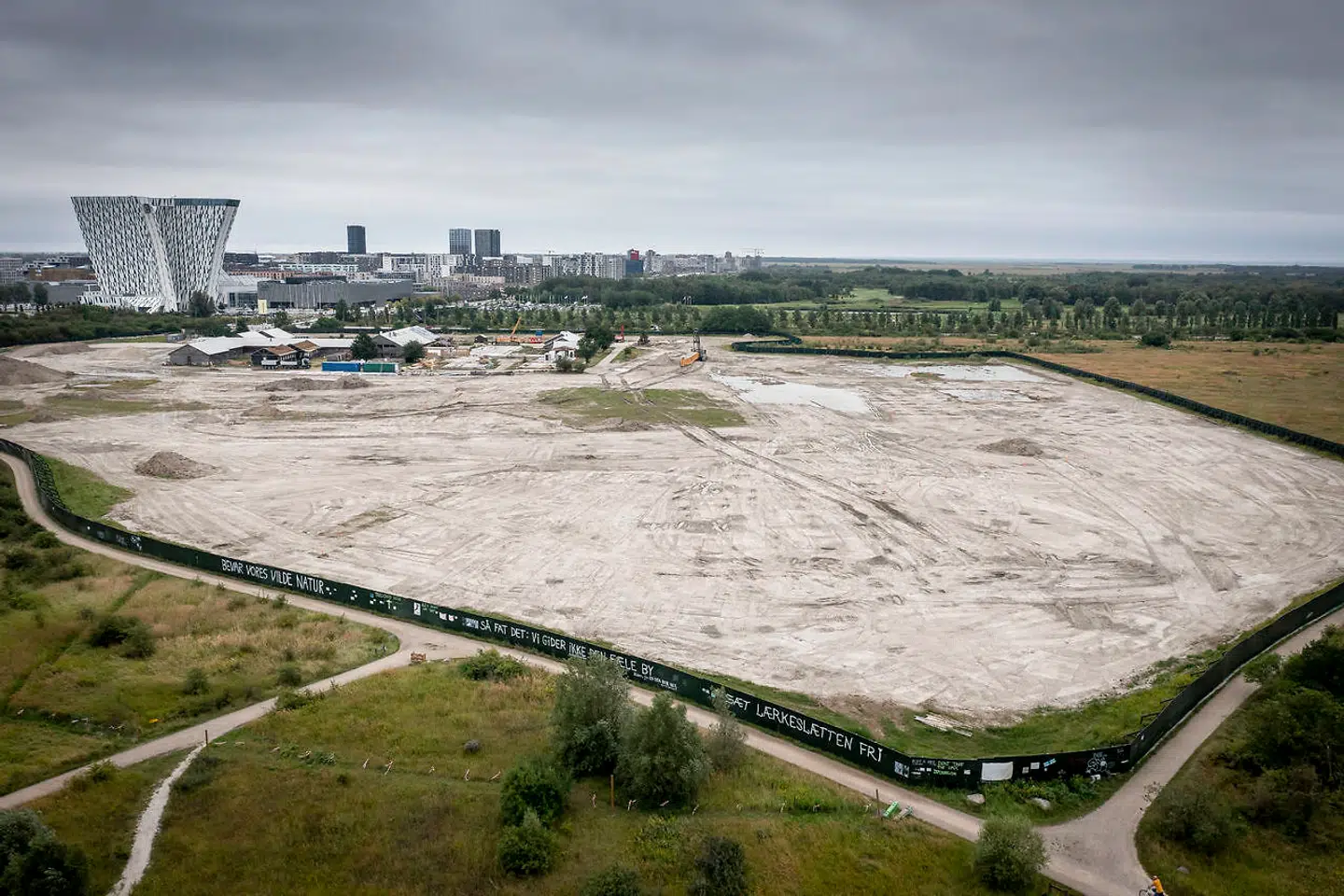 »Det undrer mig, at regeringen så meget hellere vil tage en konfrontation med Christianitterne end med de grupper, der stædigt forhindrer byggeri på den tidligere losseplads på Amager Fælled, der går under det misvisende navn »Lærkesletten« – det mest oplagte sted til massevis af almene boliger, skulle man mene,« skriver Berlingskes arkitekturredaktør, Holger Dahl.