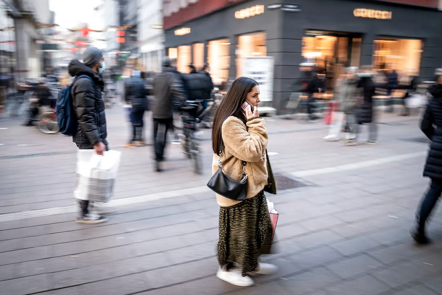 Det mest sandsynlige er, at vi får en blød landing i den danske økonomi uden en overophedning. Men der er altid en risiko. De fremgår af den seneste rapport fra de økonomiske vismænd. Denne gang er det en risiko, at de opbyggede formuer i de danske familier pludselig sætter gang i et meget stort forbrug.