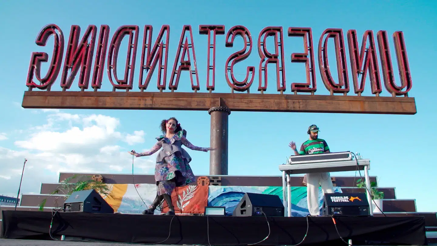 Martin Creeds værk »Understanding«, som står på Ofelia Plads i København, får kniven af kunstneren Nadia Tehran, der ikke gider forstå noget som helst og slet ikke den hvide mand. Nej, det handler om at forstå hende! Hun siger også direkte, at hun håber, at den frie kunst er truet, for nu har den sagt og gjort nok dumme ting, og det er måske dokumentarens mest uhyggelige udsagn.