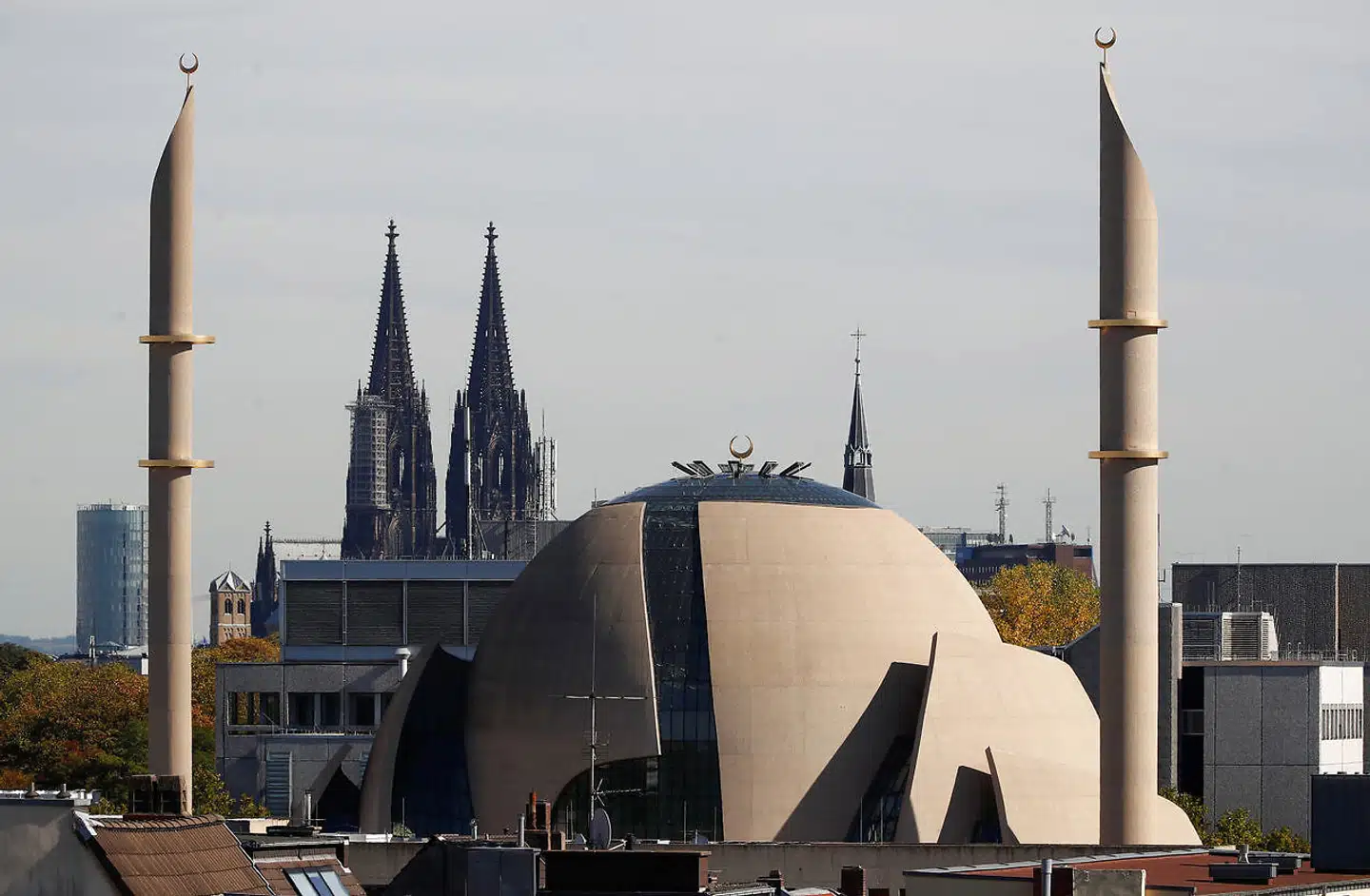 Kølns katedral kan ses i baggrunden for byens nye store moske for den tyrkisk-muslimske befolkning.