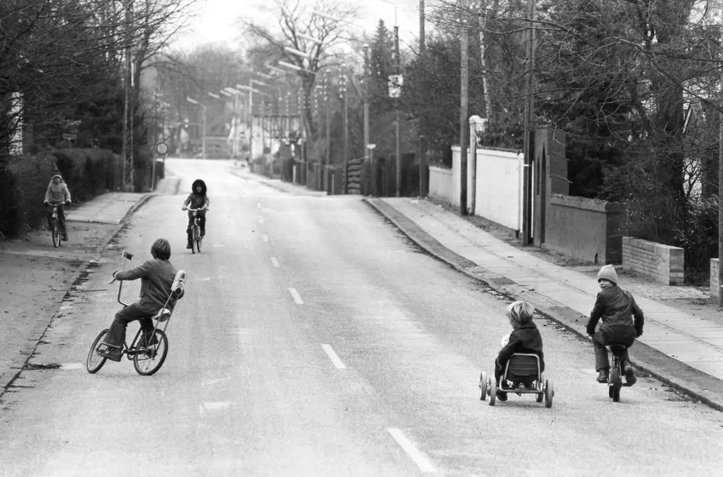 De gode, gamle dage i 1973: Børnene har indtaget Vedbæk Strandvej på en af de mange bilfrie søndage, der blev indført under oliekrisen. Nu trækker det igen op til energikrise.