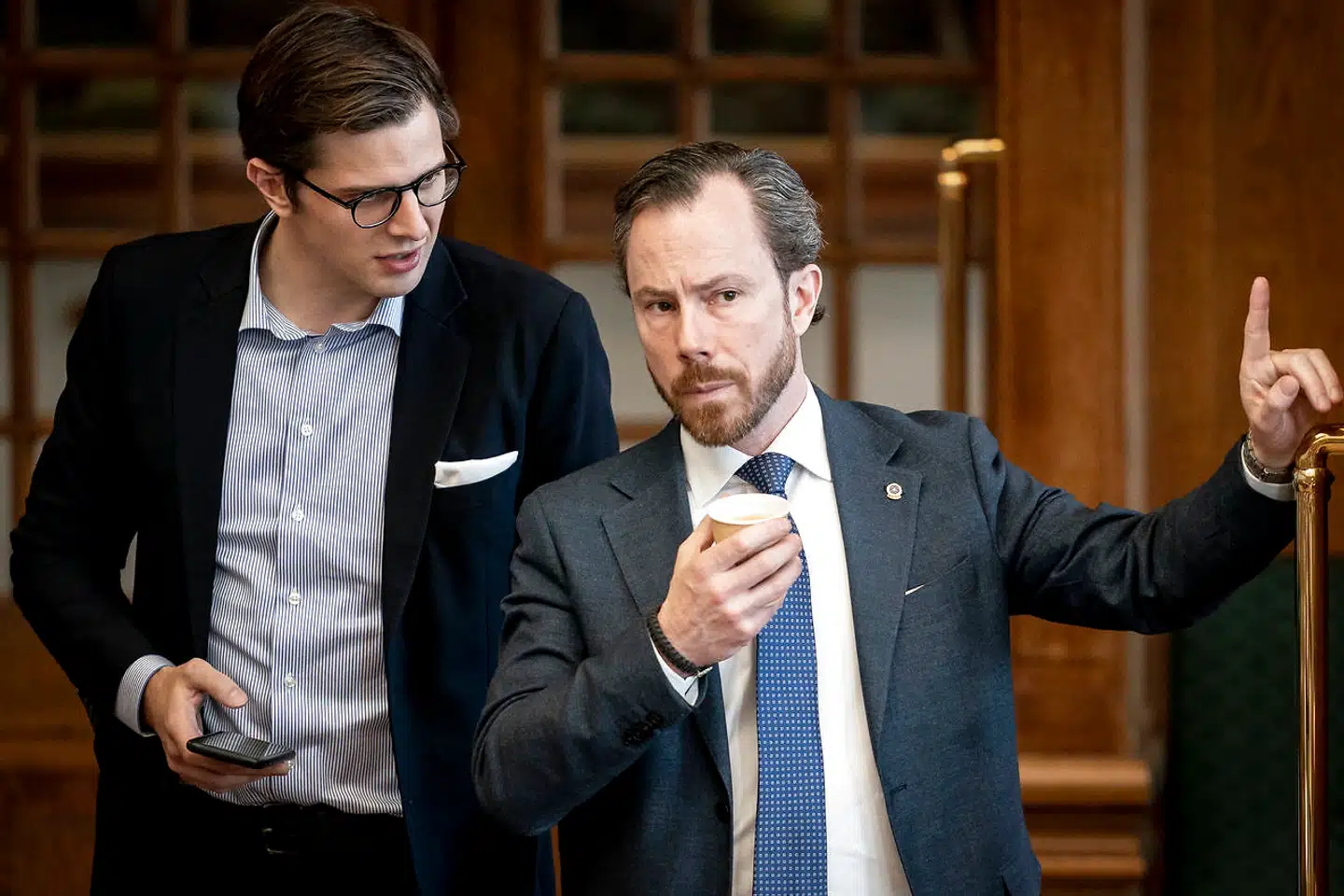 Jakob Ellemann-Jensen og Venstres tilgang til den del af regeringens reformudspil, der handler om at hæve dagpengesatsen, undrer blandt andre Liberal Alliances leder, Alex Vanopslagh, som ærgrer sig over, at »Venstre glemmer sine rødder«.