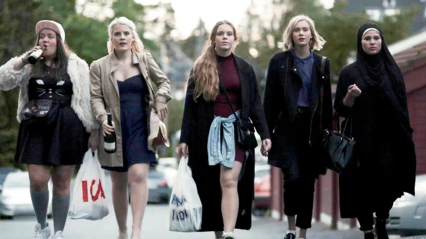Den norske ungdomsserie »Skam« gav genlyd over hele verden og er et eksempel på, hvad DR kan gøre i konkurrence med streaminggiganterne, siger Zenia Stampe. I serien medvirker karaktererne (fra højre til venstre) Chris (Ina Svenningdal), Vilde (Ulrikke Falch), Eva (Lisa Teige), Nora (Josefine Frida Pettersen) og Sana (Iman Meskini).