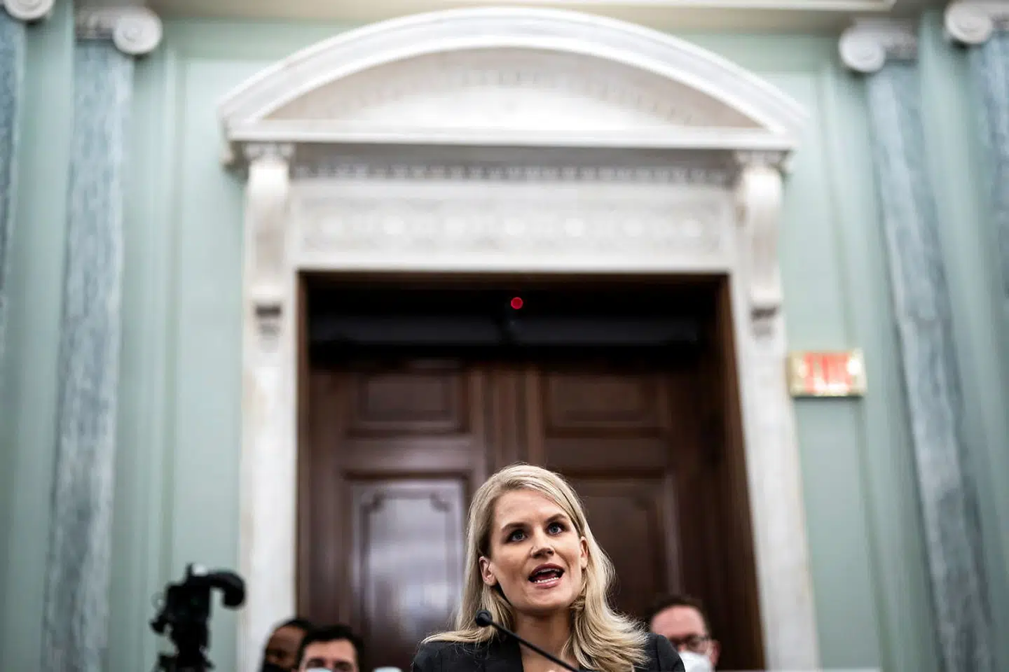 Frances Haugen, tidligere ansat i Facebook, har lækket en stribe interne dokumenter fra tech-giganten til avisen Wall Street Journal. Sidste uge deltog hun i en høring i Senatet om sine afsløringer.