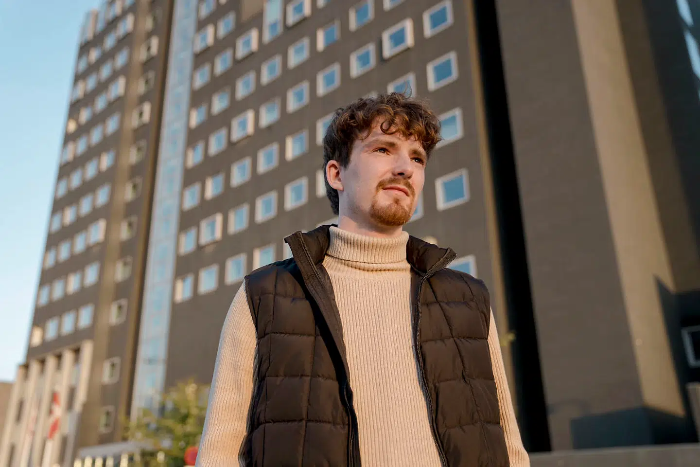 21-årige Nikolaj Svensgaard drømmer om at bo i en autocamper. Han står uden tag over hovedet og bor i øjeblikket på hotellet Wake Up i Carsten Niebuhrs Gade i København. Så da han gik forbi en smuk, turkis Mercedes-bus i Farum, vidste han, at han blev nødt til at skrive til ejerne.