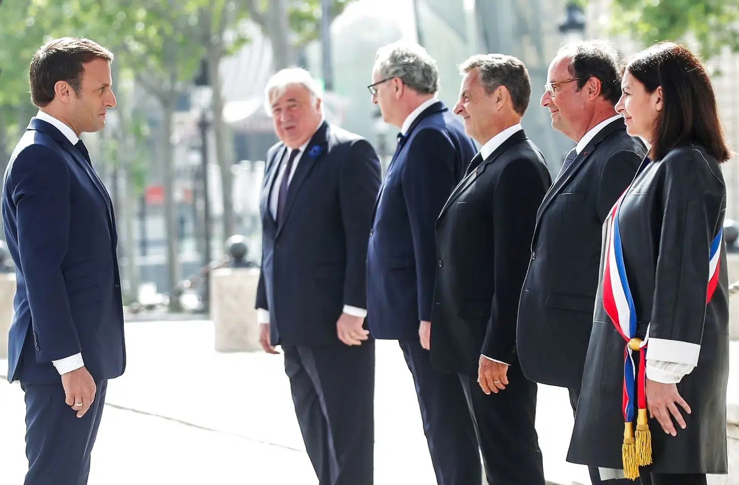 Emmanuel Macron hilser på sine to forgængere Nicolas Sarkozy og François Hollande. Zemmour har ikke høje tanker om Frankrigs tre seneste præsidenter. »Først troede jeg, at Macron var en mindre vulgær udgave af Sarkozy. Nu har jeg forstået, at han blot er en mere velklædt udgave af Hollande,« skriver han i sin seneste bog.