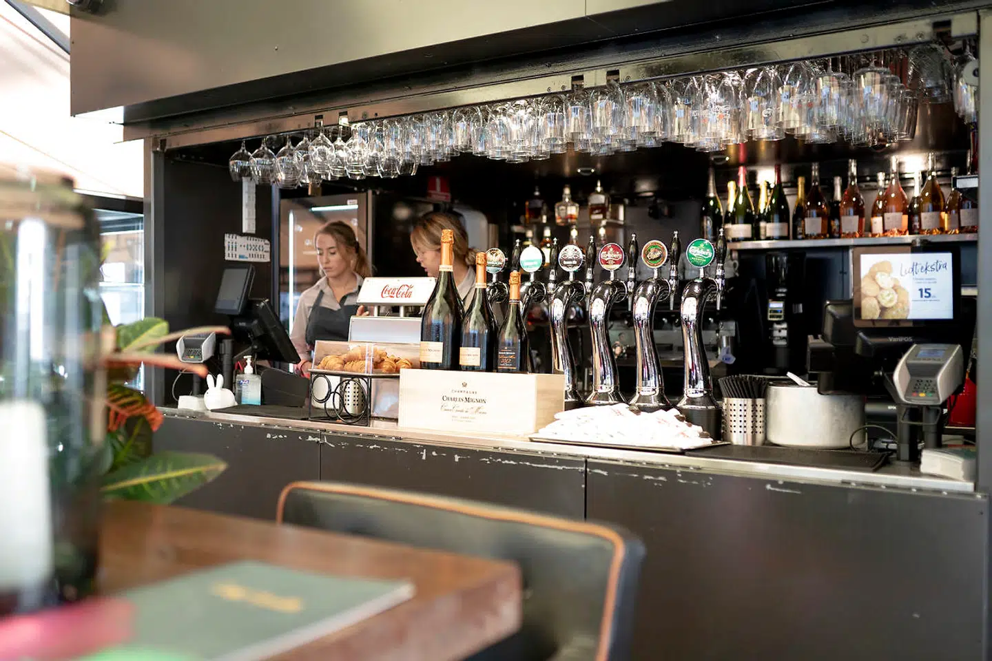 Henover sommeren har blandt andet servicebranchen meldt om stor mangel på hænder. Nu viser nye tal, at udfordringerne på arbejdsmarkedet er større end i mange år.