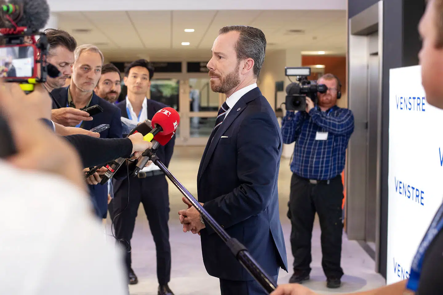 Venstre holder landsmøde i Jyske Bank BOXEN i Herning, lørdag den 9. oktober 2021. Venstre's formand Jakob Ellemann-Jensen giver interview til pressen.. (Foto: Bo Amstrup/Ritzau Scanpix)