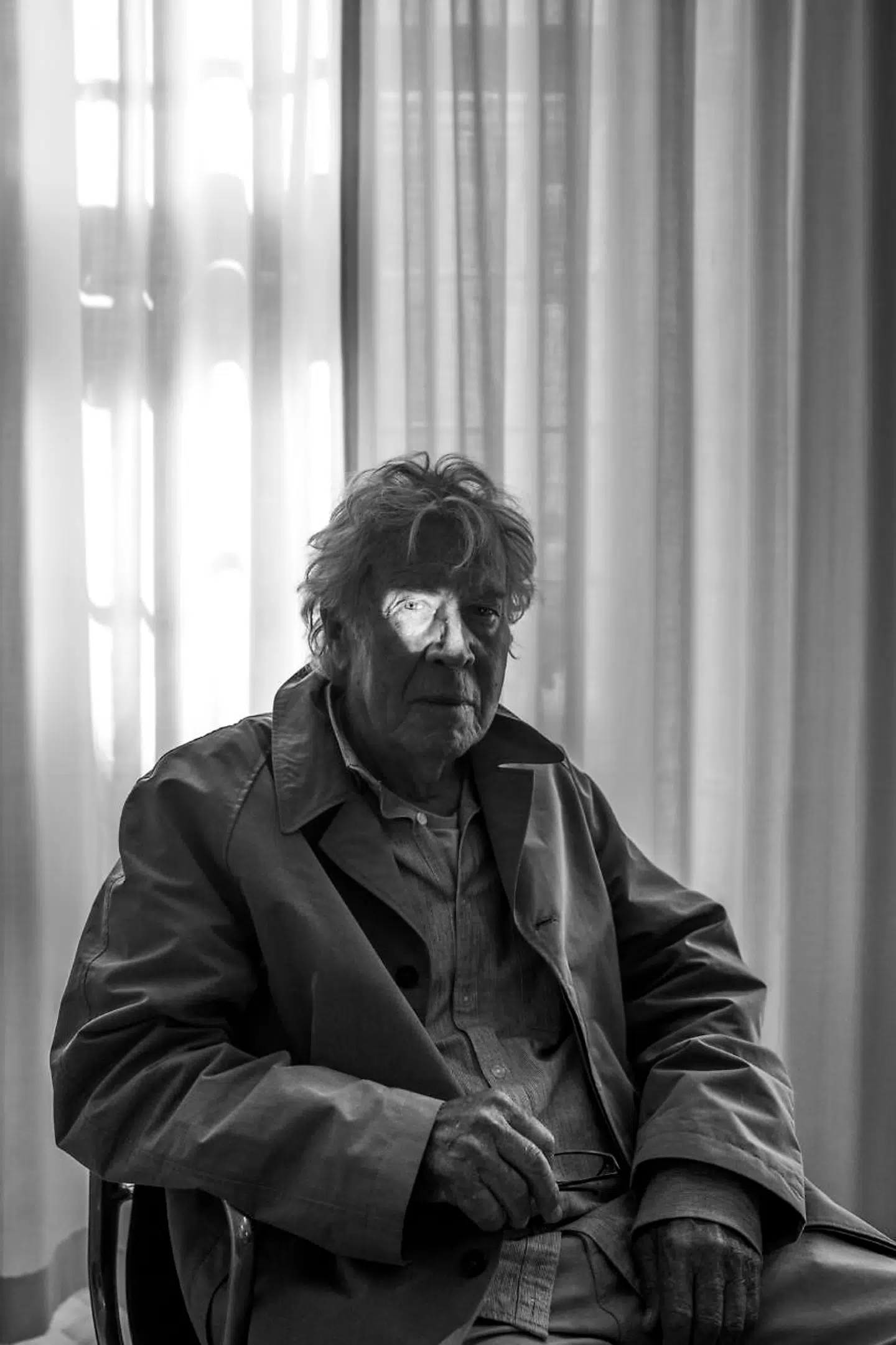 Jeg er en stedernes digter. Jeg kan lide steder. Jeg kan lide at sidde et sted og betragte. Jeg kan lide at se ting. Jeg har skrevet et eller andet sted at jeg er meget interesseret i at forvandle ingenting til noget.