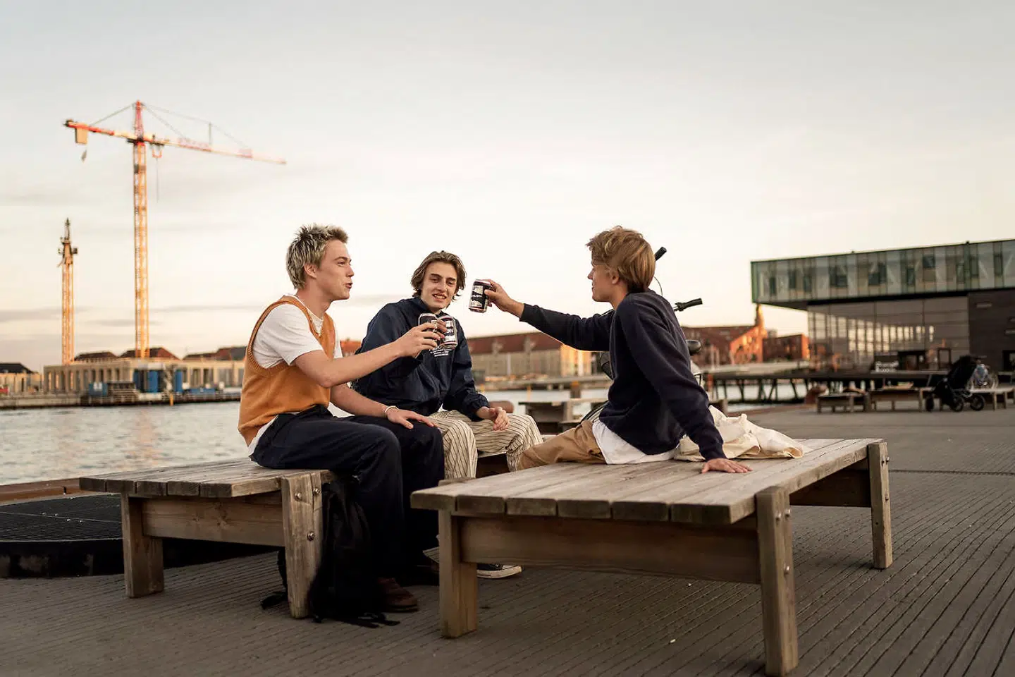 Erik, Oluf og Oscar drikker øl ved Ofelia Plads. Over halvdelen af de unge i hovedstaden føler sig presset af deres venner til at drikke.