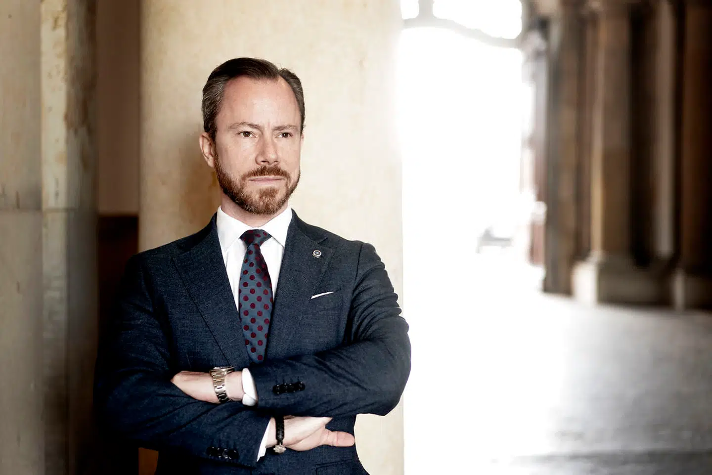 Jakob Ellemann-Jensen mærker efter i maven, taler til Venstres landsmøde i Herning og træder et lille skridt til venstre.