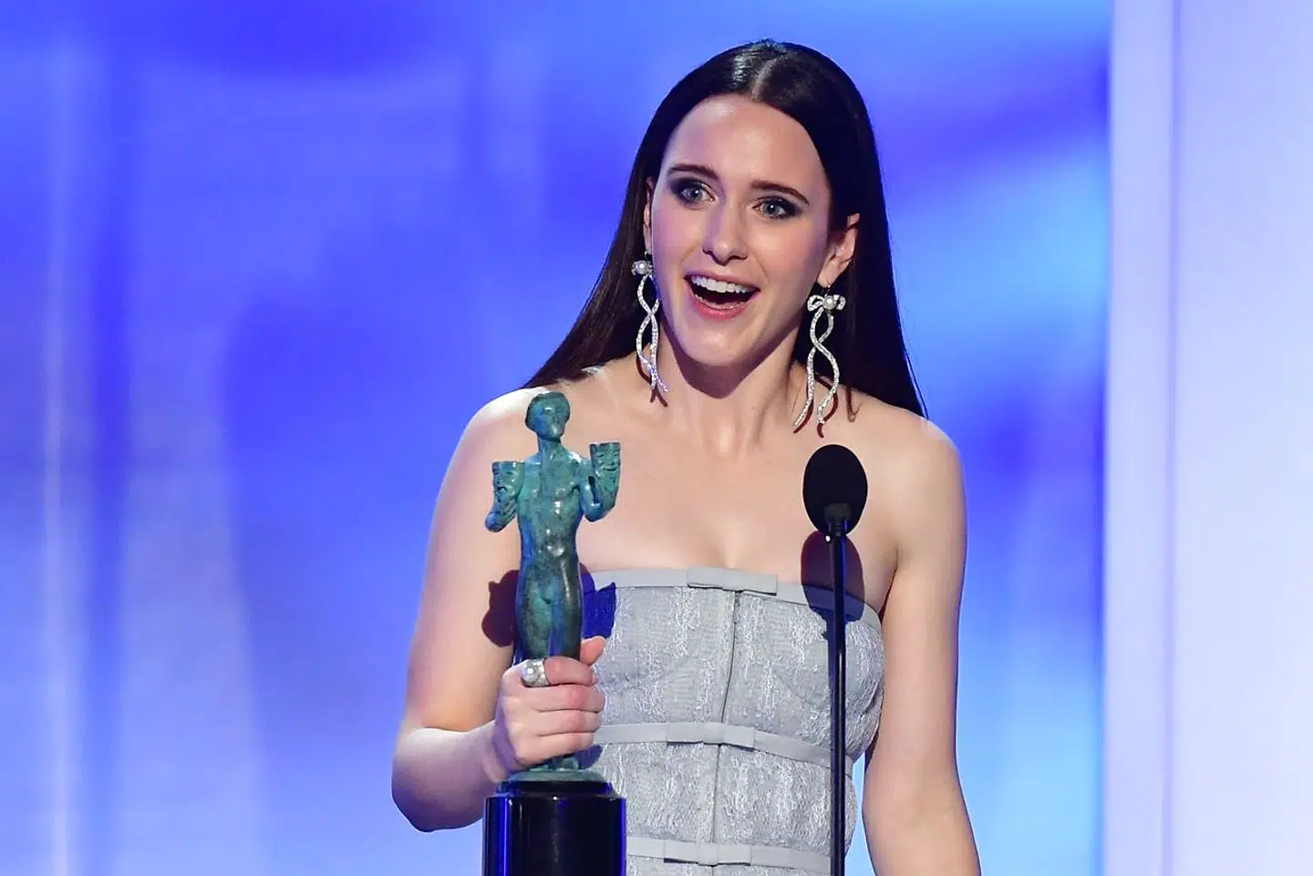 Rachel Brosnahan har vundet flere priser for at spille hovedrollen som Miriam Maisel i »The Marvelous Mrs. Maisel«. Karakteren er en jødisk komiker og enlig mor, der bor i 50erne og 60ernes New York, og hendes newyorkerjødiske familie, kultur og dialekt er en essentiel del af karakteren.