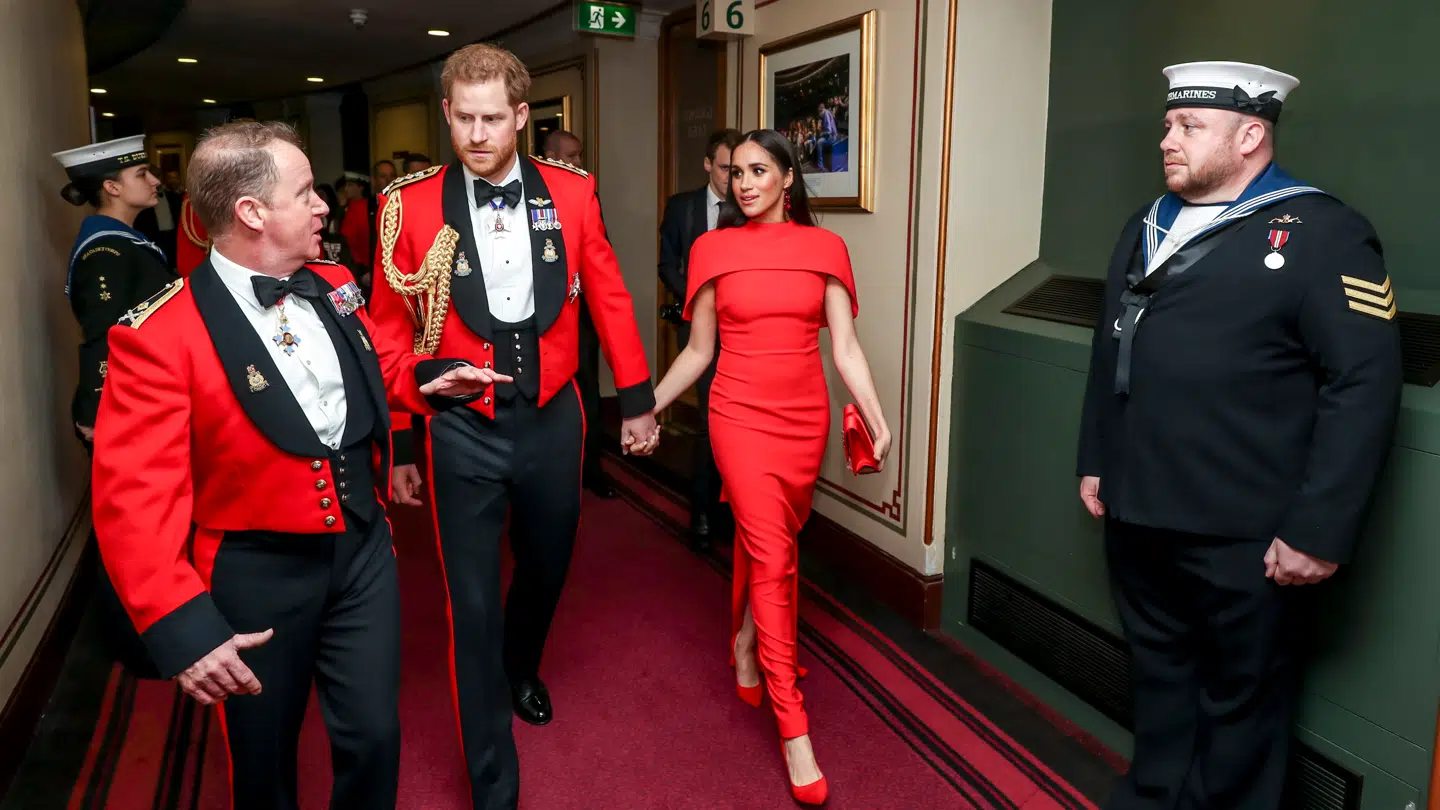 General Matthew Holmes (tv.) modtog sidste år prins Harry og hertuginde Meghan ved en koncert i Royal Albert Hall. Holmes var tæt på kongehuset og var blandt kistebærerne ved prins Philips begravelse i april. Men det hjalp ham til syvende og sidst ikke.