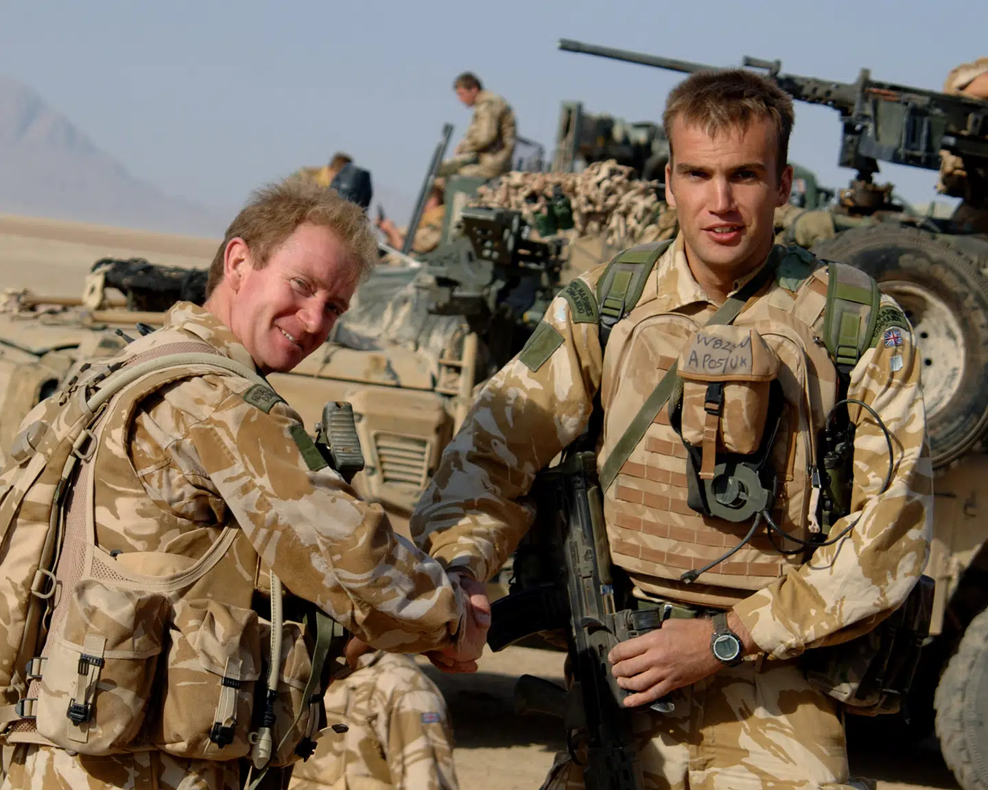 General Holmes (tv.) var kendt som soldaternes mand, og her er han i Afghanistan i 2016.