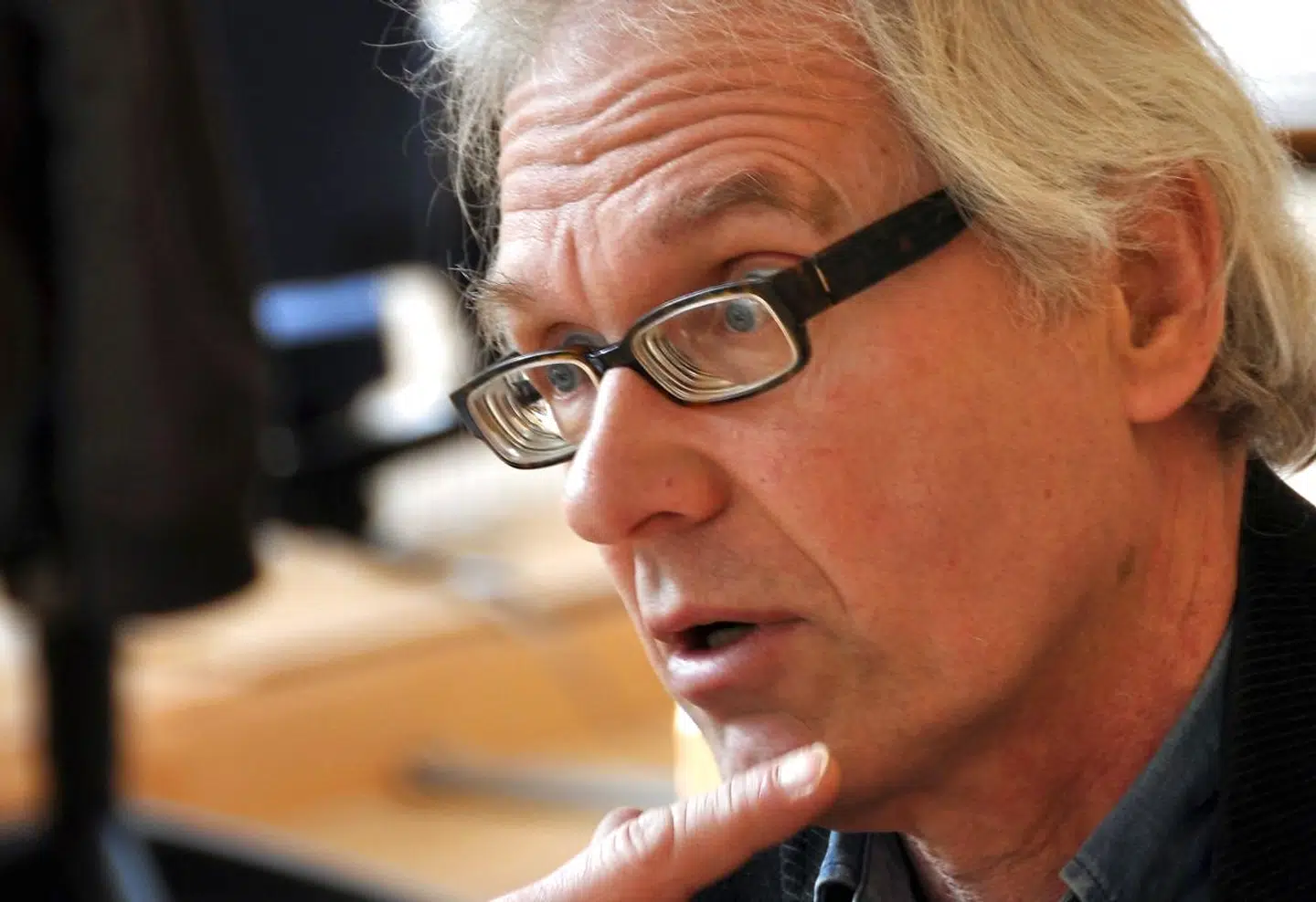 I 2007 tegnede den svenske kunstner Lars Vilks profeten Muhammed som hund og måtte efterfølgende leve med politibeskyttelse på grund af dødstrusler. Nu debatterer svensk kulturliv, om Vilks' islamkritiske satire fortjener en posthum udstilling. Nej, mener den danske museumsdirektør Gitte Ørskou.