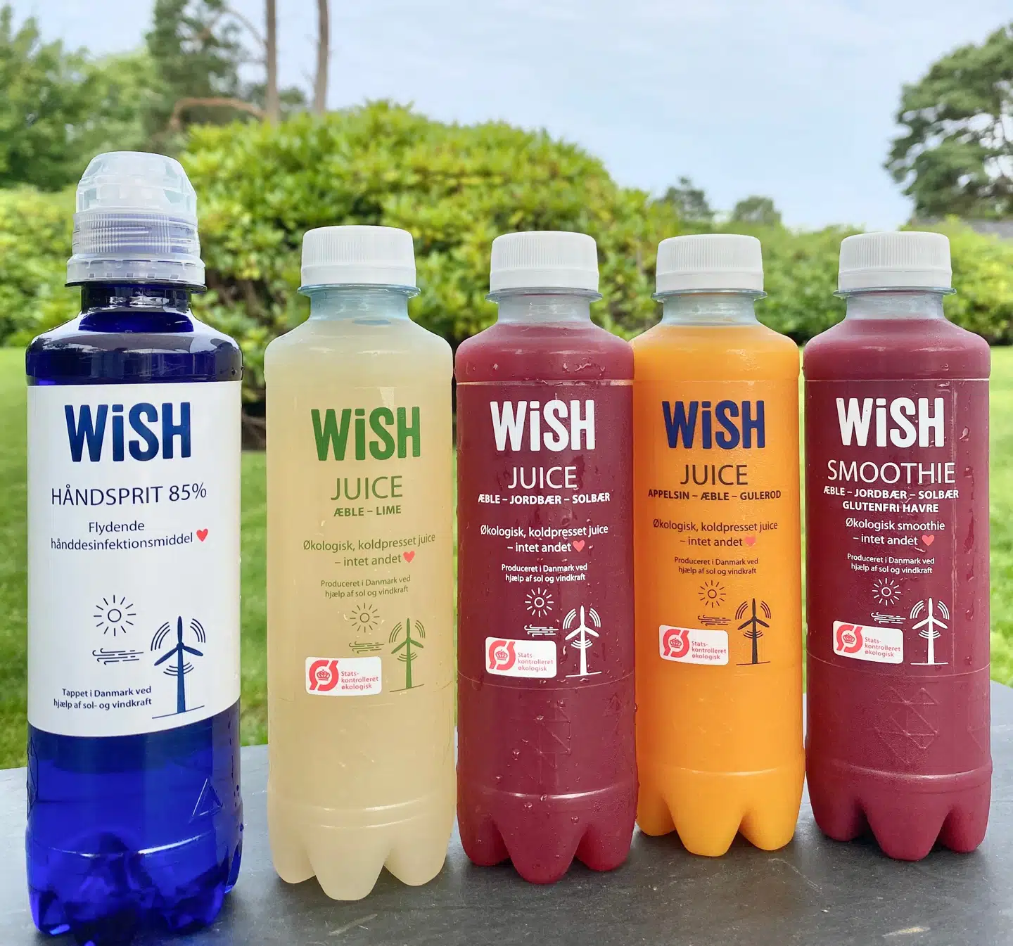 Her ses produkterne fra juicefabrikken på Lolland, der ejes af Seimei. Flasken til venstre indeholder håndsprit.