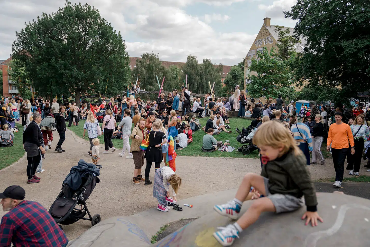 »Byboerne ser veje, metrobyggeri, cykelstier, teatre, skoler, børnehaver og hospitaler, når de bevæger sig rundt i byen. De mødes på pladser, fortovsrestauranter, i havnebade og i byens parker. Alt det er fælles. Men mange borgerlige politikere taler det ned, så de fælles goder lyder som spild og udtryk for dårlig politisk ledelse,« skriver Anders Krab-Johansen.
