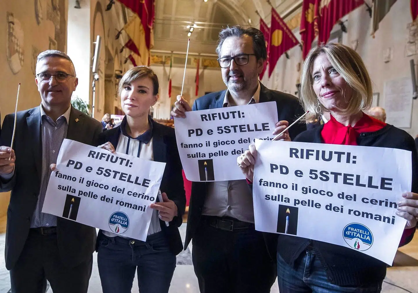 Fire medlemmer af partiet Italiens Brødre (Fratelli d'Italia). Rachele Mussolini (nummer to fra vestre) og hendes partifæller demonstrerer her mod Roms håndtering af affald.