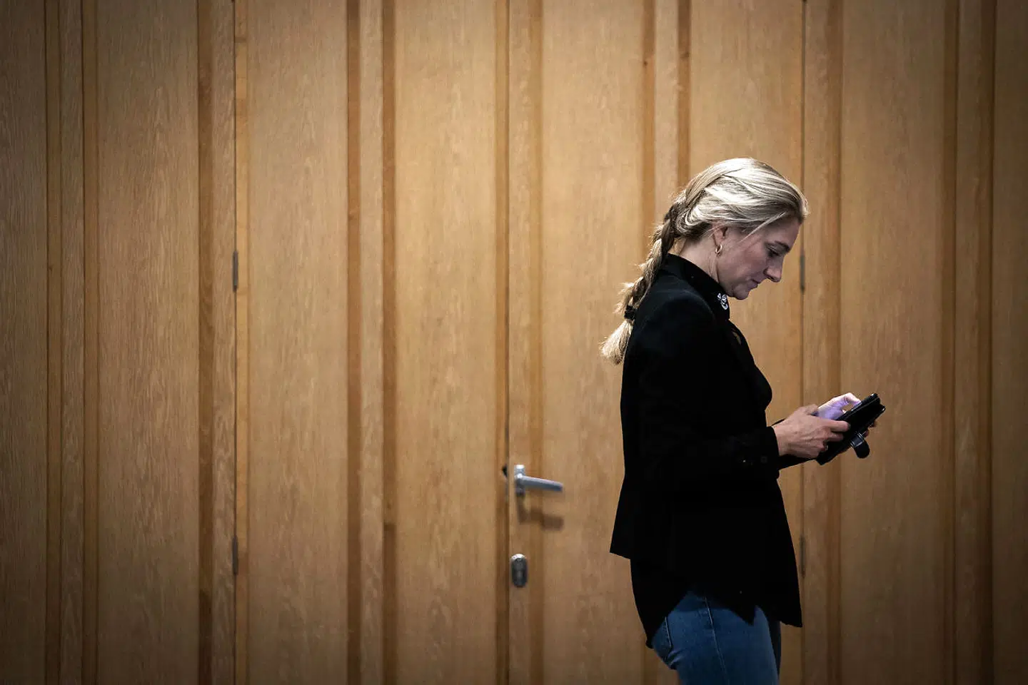 Ifølge Zenia Stampe (R) var beskeden, hun modtog, ikke til at misforstå: »Hvis jeg ikke fjernede mit opslag og sendte en offentlig undskyldning inden for en halv time – så ville de gå til pressen.«