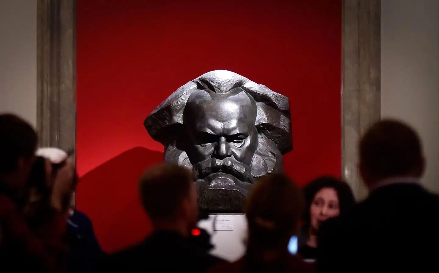 At den fornyede interesse for Karl Marx og marxismen igen fremmaner klassiske taler om Sovjetunionen, vidner om en mangel på selvstændig idéudvikling hos de borgerlige, mener Esben Bøgh Sørensen. På billedet ses en udstilling om Karl Marx ved Det Russiske Museum i Sankt Petersborg, Rusland, 17. oktober 2018.