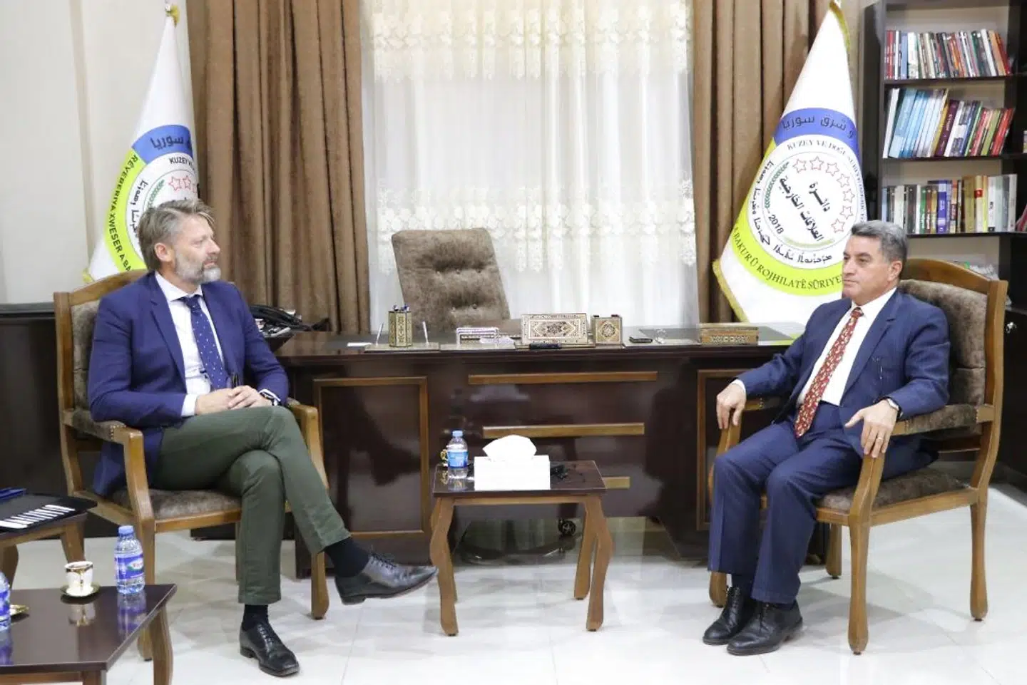 Kontorchef Kristoffer Viveke (tv.) fra det danske Udenrigsministerium mødtes med det autonome selvstyres chef for udenrigsanliggender, Abdul Karim Omar, umiddelbart før udleveringen af tre mødre og deres i alt 14 børn til Danmark.