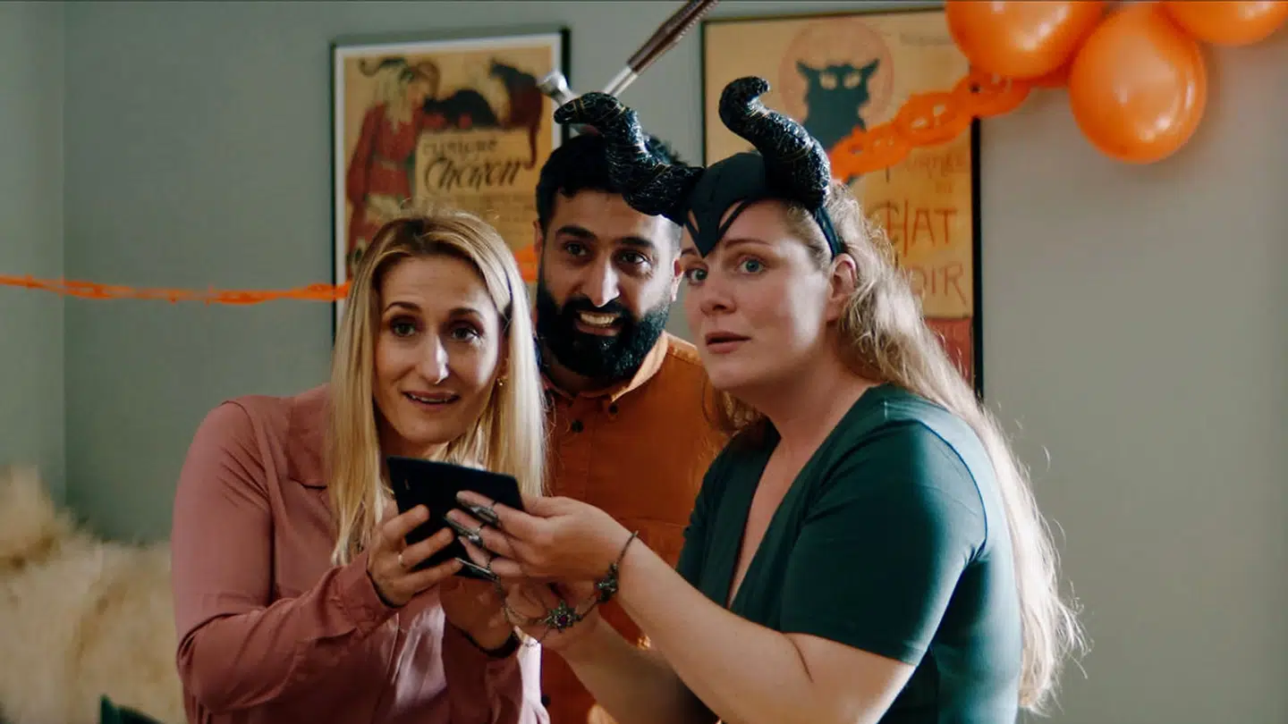 Ideen om at holde fast i de gamle traditioner tilhører forældrene, der insisterer på alle de mest irriterende forældrevaner som kikset udklædning og barnelige øgenavne. Her er der Marijana Jankovic, Sami Daard og Lise Baastrup, der forsøger at holde humøret højt under halloween