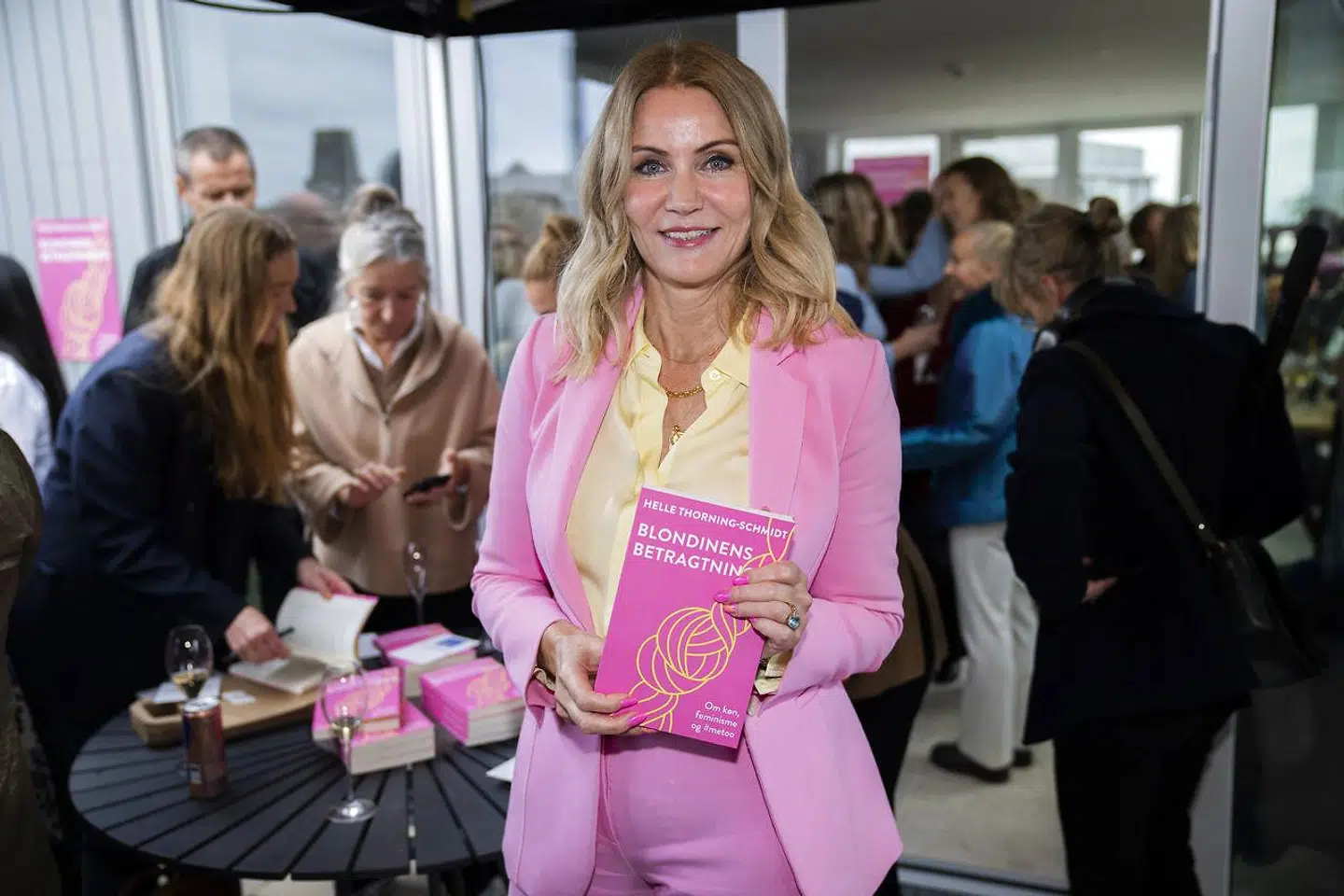 Skal jeg vælge mellem to kvinder, foretrækker jeg kunstneren frem for en politiker, der typisk socialdemokratisk ikke forstår, at kunst ikke er en politisk tjenesteydelse, mener Torben Steno.