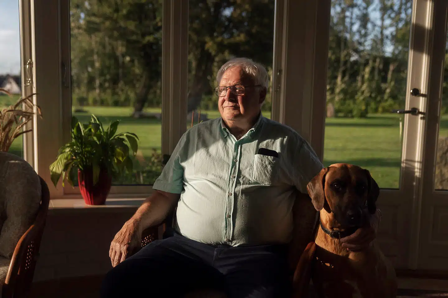 På et nedlagt landbrug i den lille, sønderjyske landsby Sommersted sidder en af Venstre-formand Jakob Ellemann-Jensens største interne kritikere. Den pensionerede landmand Jens Peter Aggesen, der er mangeårigt Venstre-medlem, ser faktisk helst en anden borgerlig politiker som statsminister, hvis der kommer blåt flertal. Her er han flankeret af den ene af sine to hunde, en rhodesian ridgeback ved navn Frida.