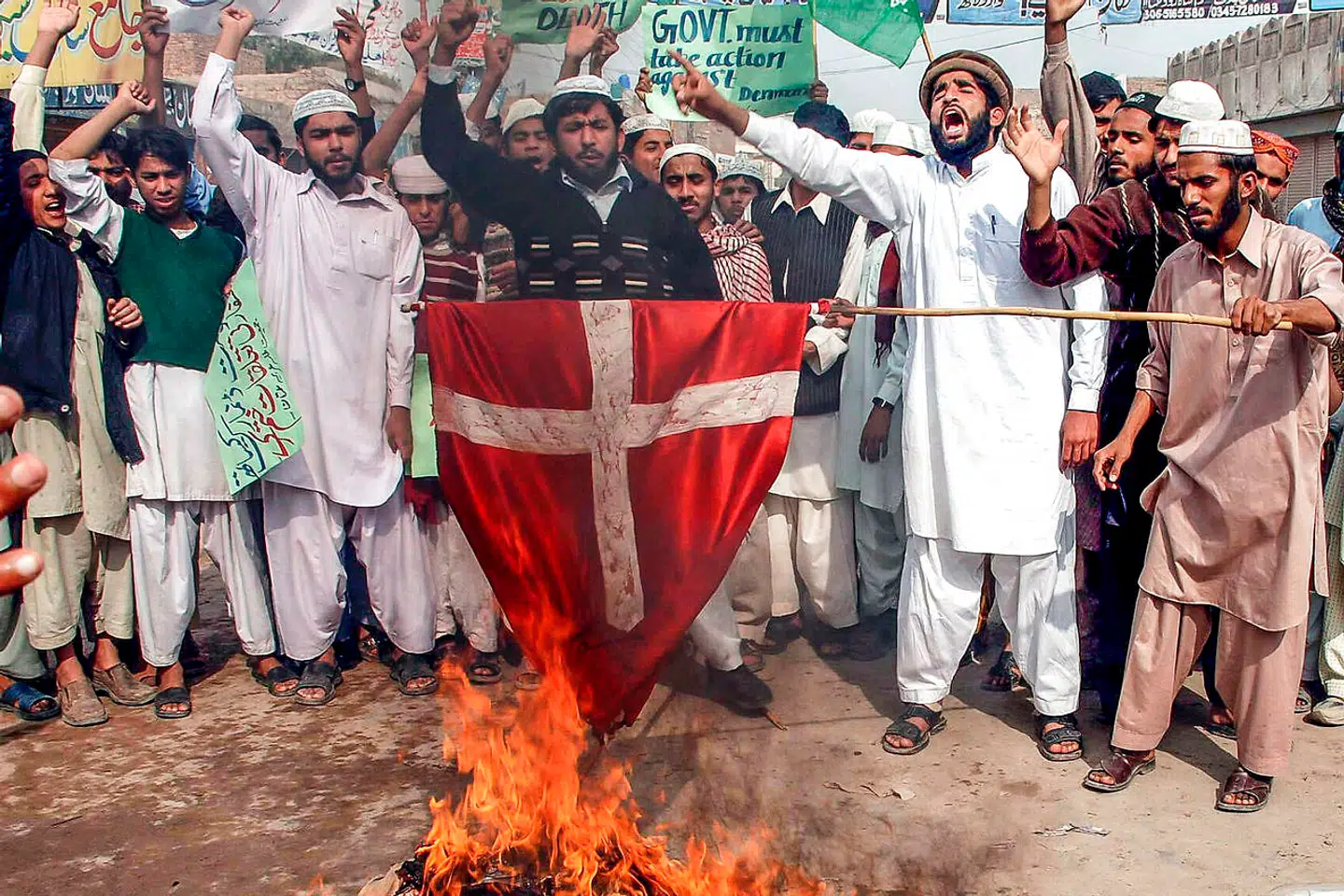 Siden Muhammedkrisen i 2005 har Danmark og den vestlige verden kollektivt underkastet sig fundamentalistisk ekstremisme, mener Søren Søby Jørgensen. Her demonstrerer det islamiske parti Jamiat Tulba-e-Arabia i Pakistan i 2008 efter at en række danske aviser har bragt muhammedtegninger som reaktion på et attentatforsøg på tegner Kurt Westergaard.