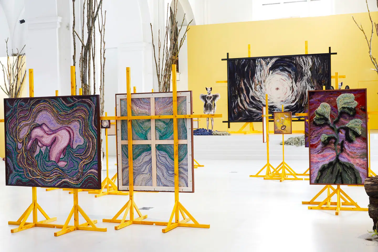 I Nikoline Liv Andersens version af Edens have blander lyden af fuglekvidder og klokkeklang sig med hendes taktile værker.